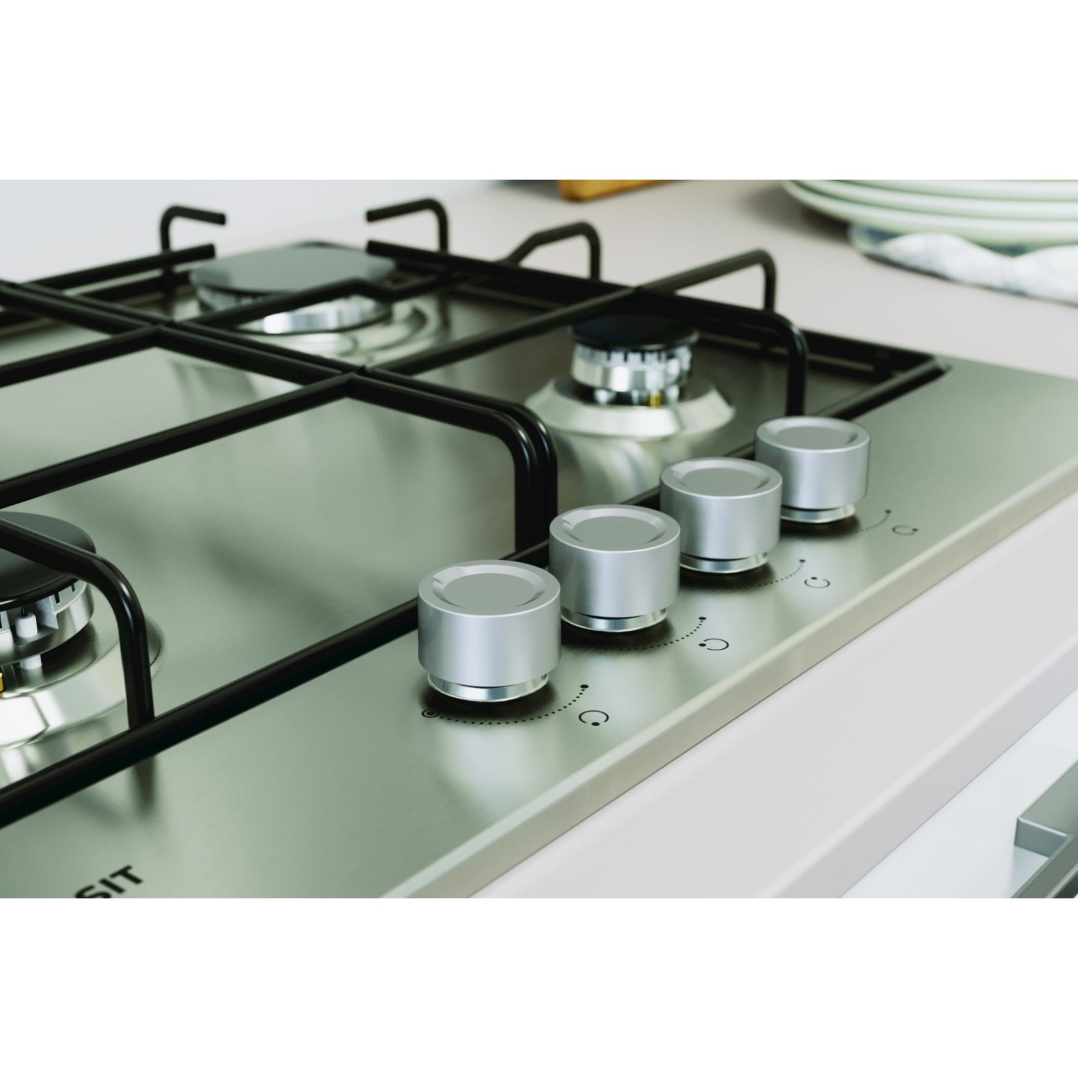 Fornello a gas in acciaio inox con quattro manopole argentate.