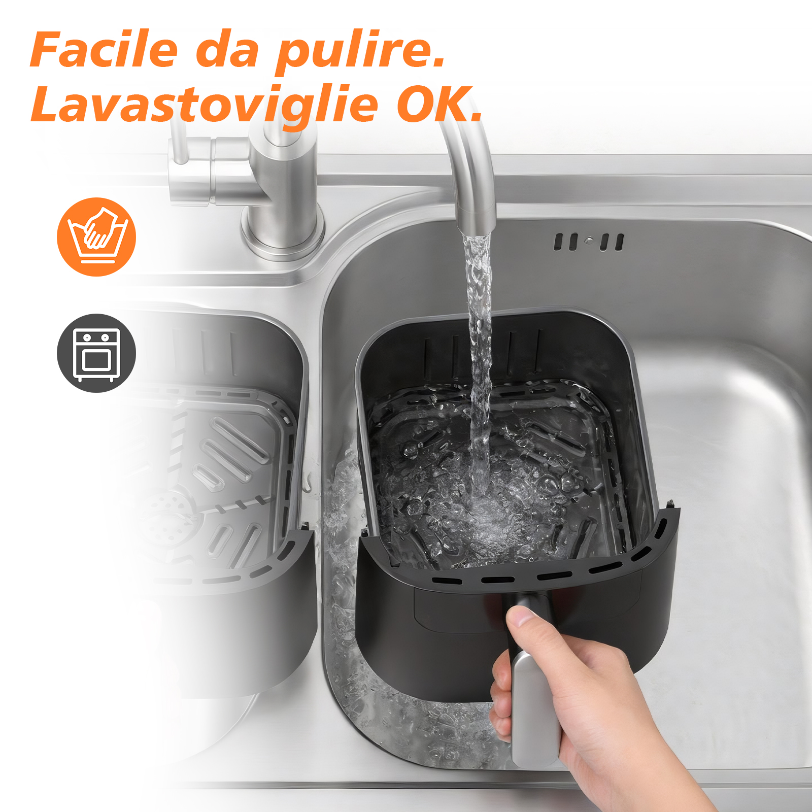 Un cestello per friggitrice ad aria viene pulito sotto acqua corrente in un lavello.