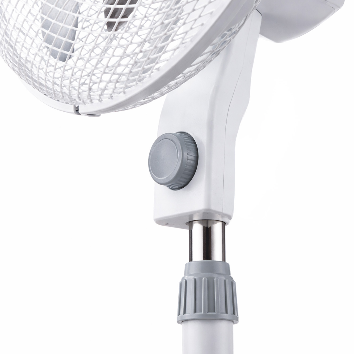 Primer plano de la carcasa del motor y el soporte ajustable de un ventilador oscilante blanco.