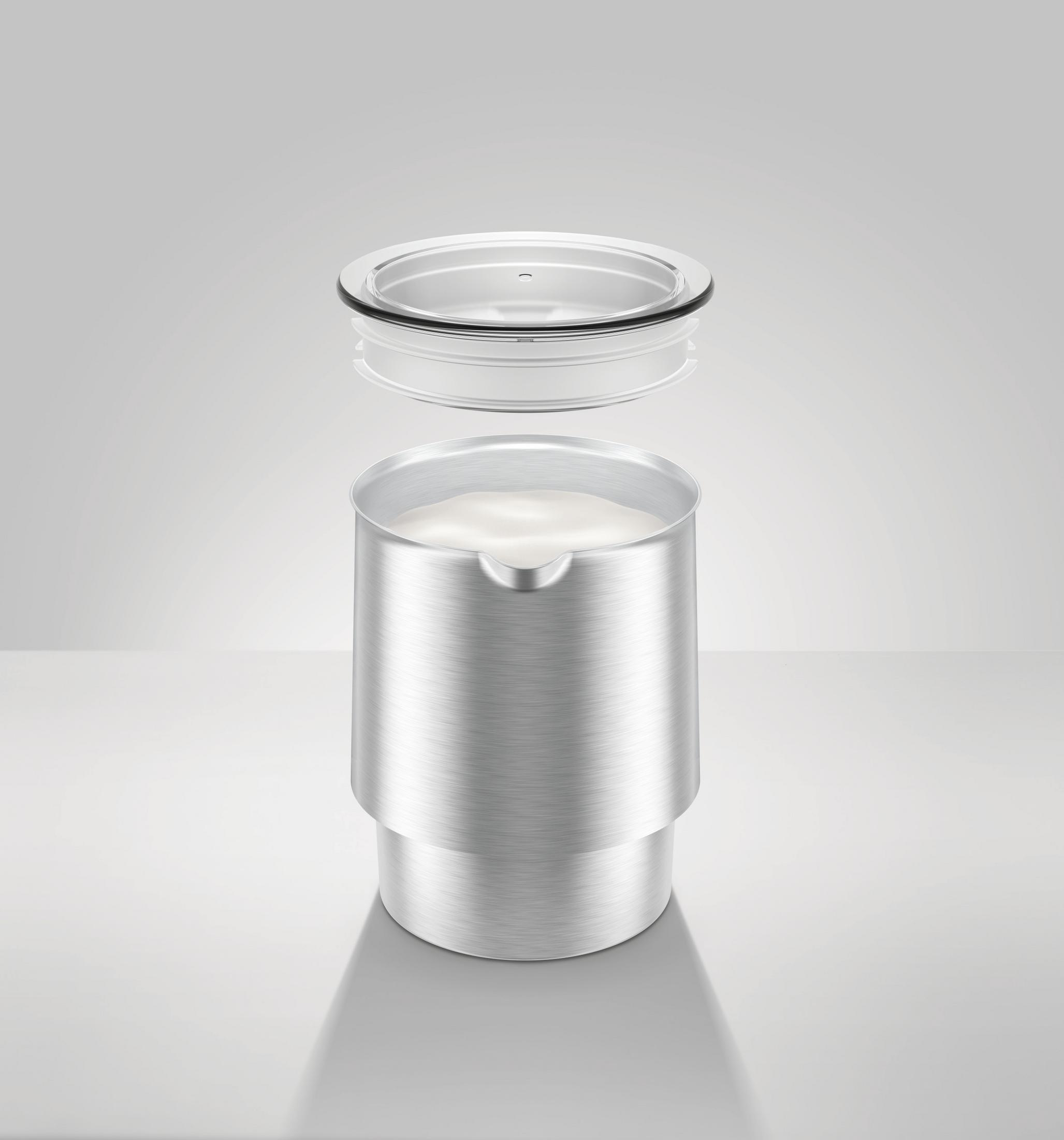 Un contenitore argentato con liquido bianco, coperchio rimosso.