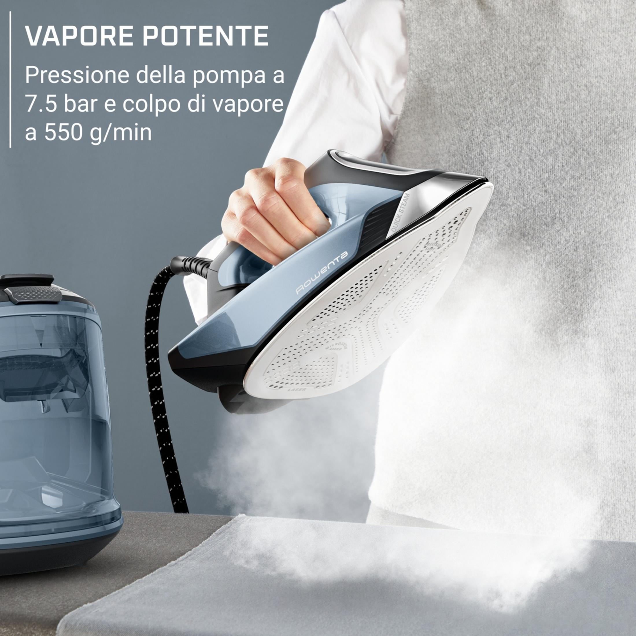 Una persona plancha con una plancha de vapor azul y una centralita.