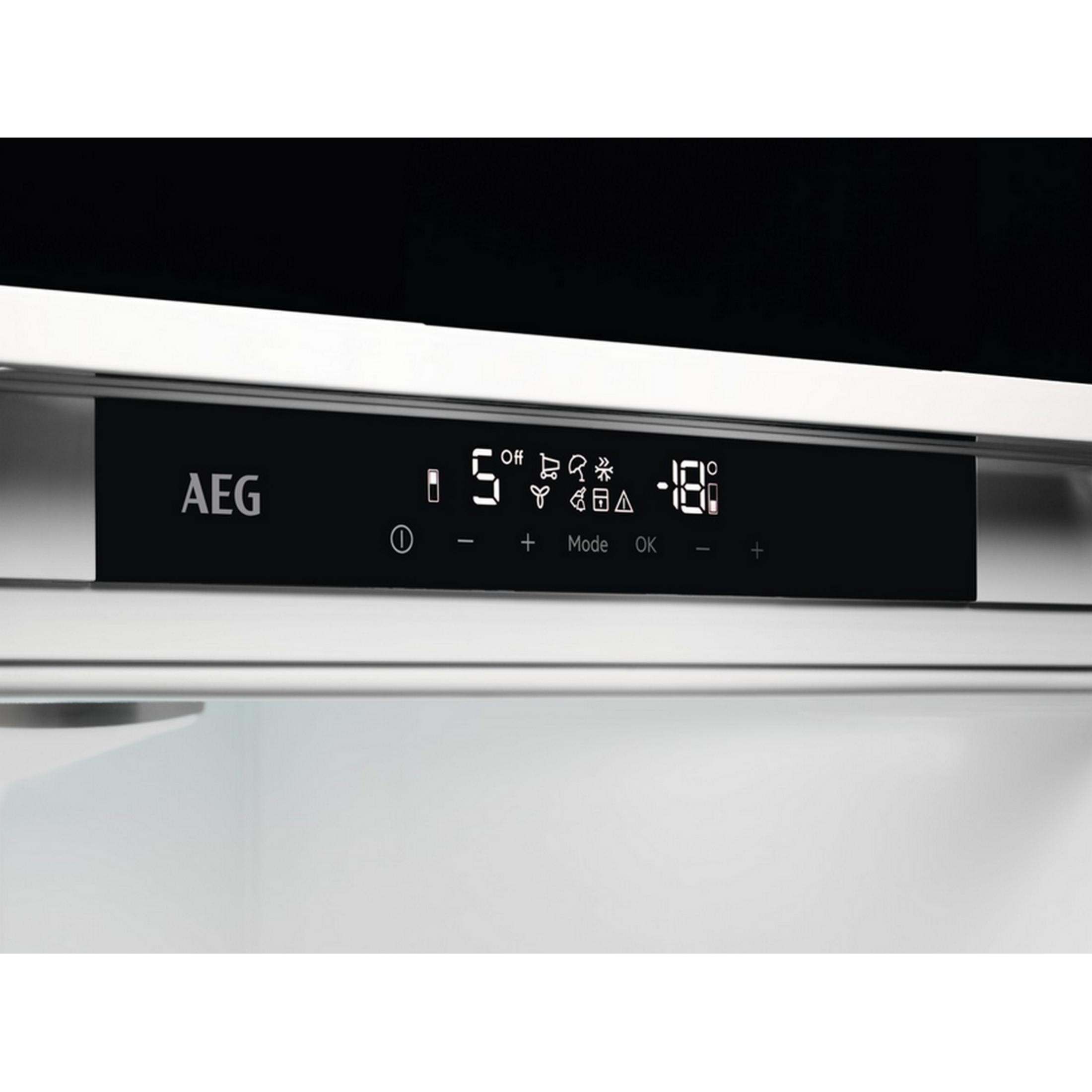 Pantalla AEG muestra 5 grados y -18 grados. Iconos de apagado, frío, congelación, vacaciones.