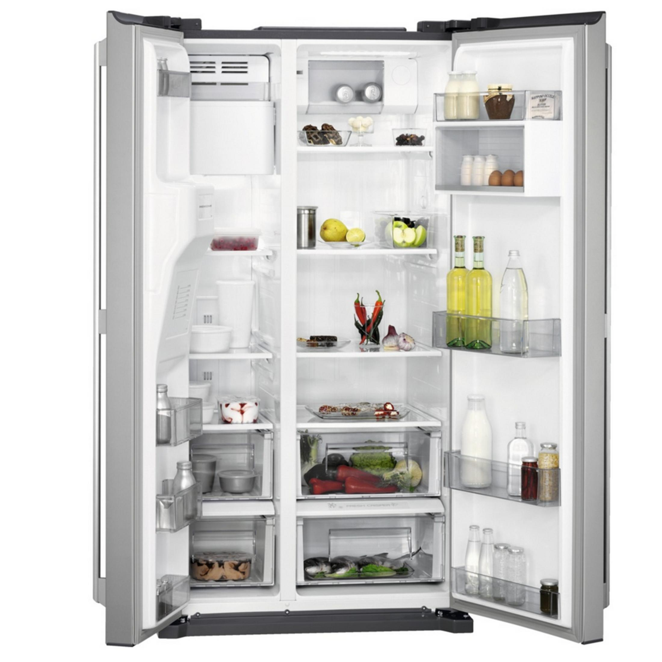 Un refrigerador abierto lleno de alimentos como frutas, verduras, botellas y huevos.