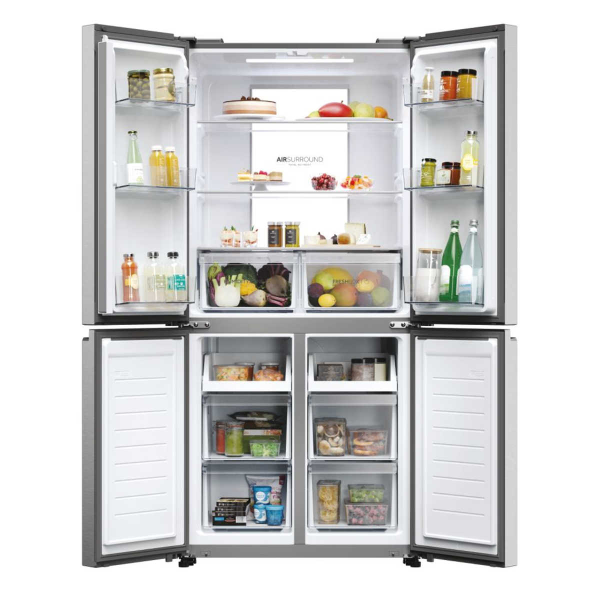 Offener Kühlschrank mit Lebensmitteln auf Regalen und in Schubladen.