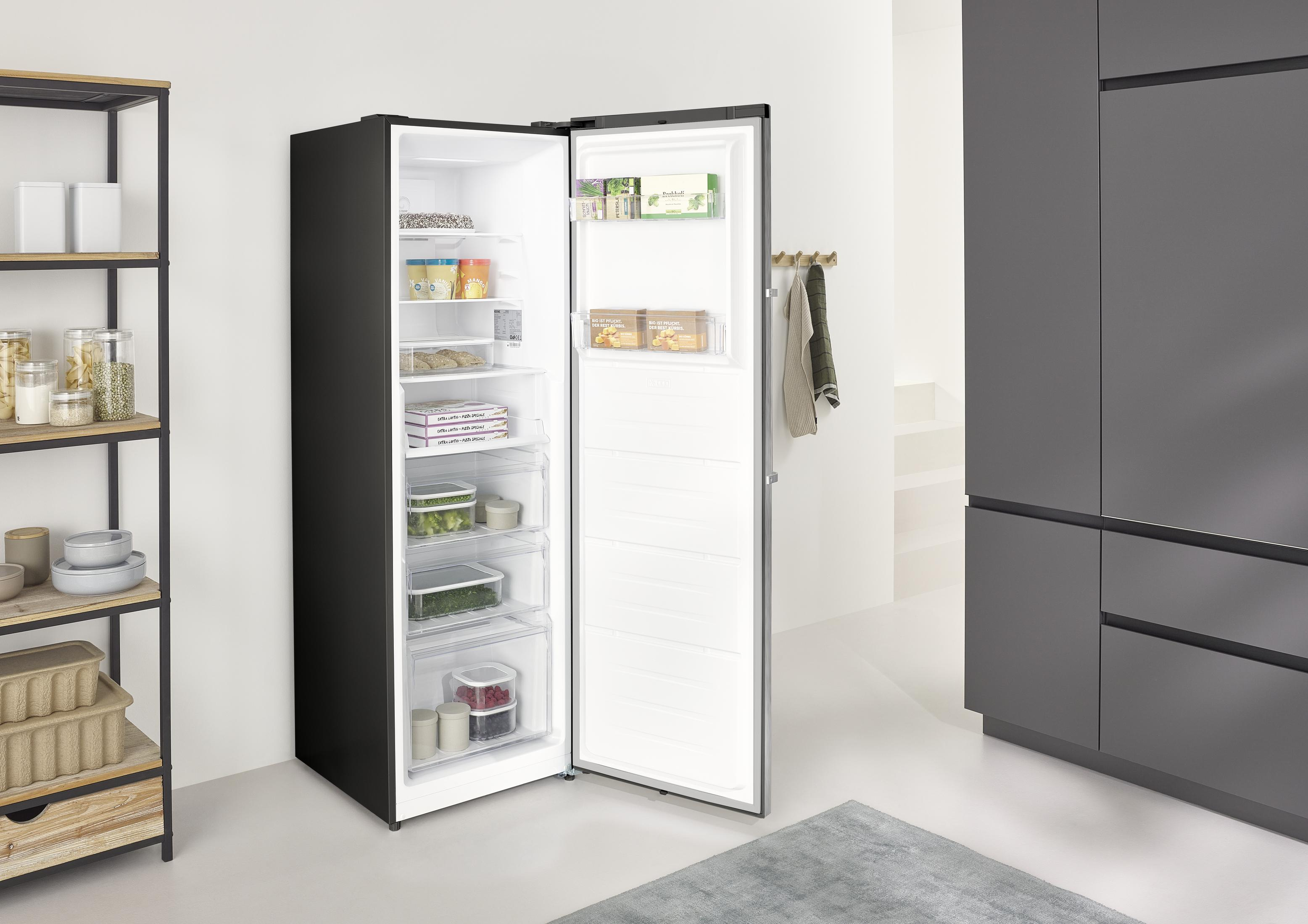 Ein schwarzer Kühlschrank mit offener Tür, gefüllt mit Lebensmitteln. Daneben ein Regal.
