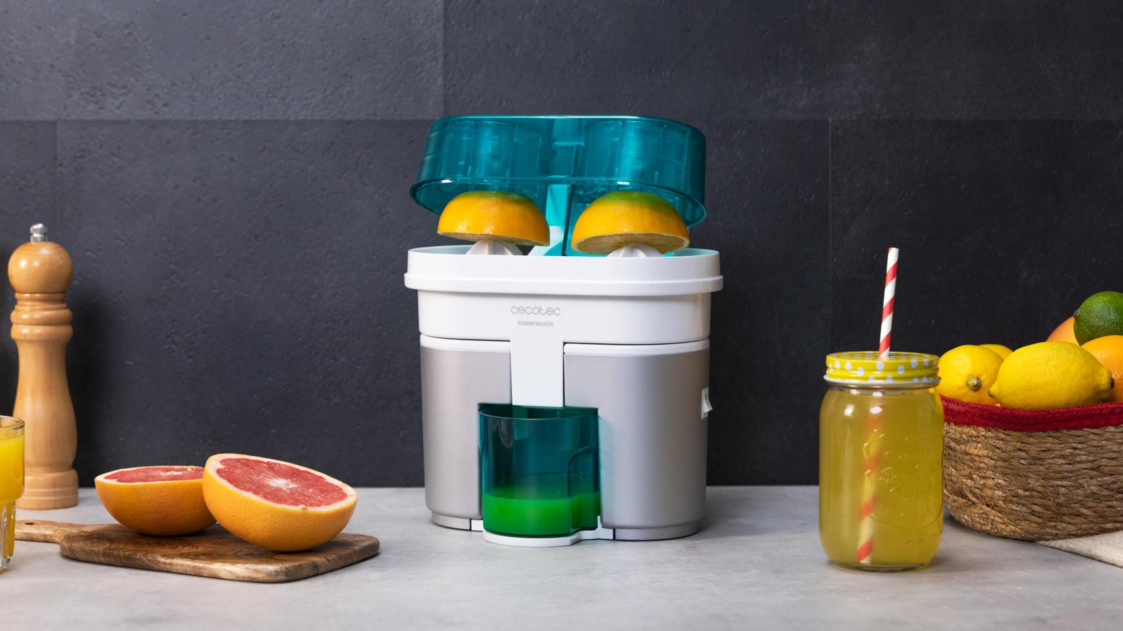Ein elektrischer Entsafter mit Grapefruits und Zitrusfrüchten.