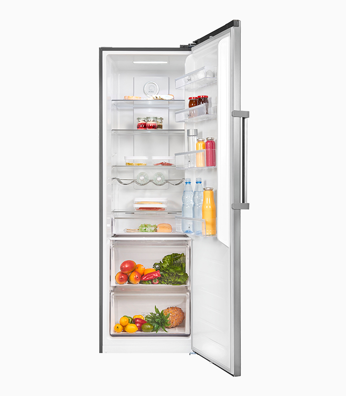 Offener Kühlschrank mit Lebensmitteln: Gläser, Flaschen, Obst und Gemüse.