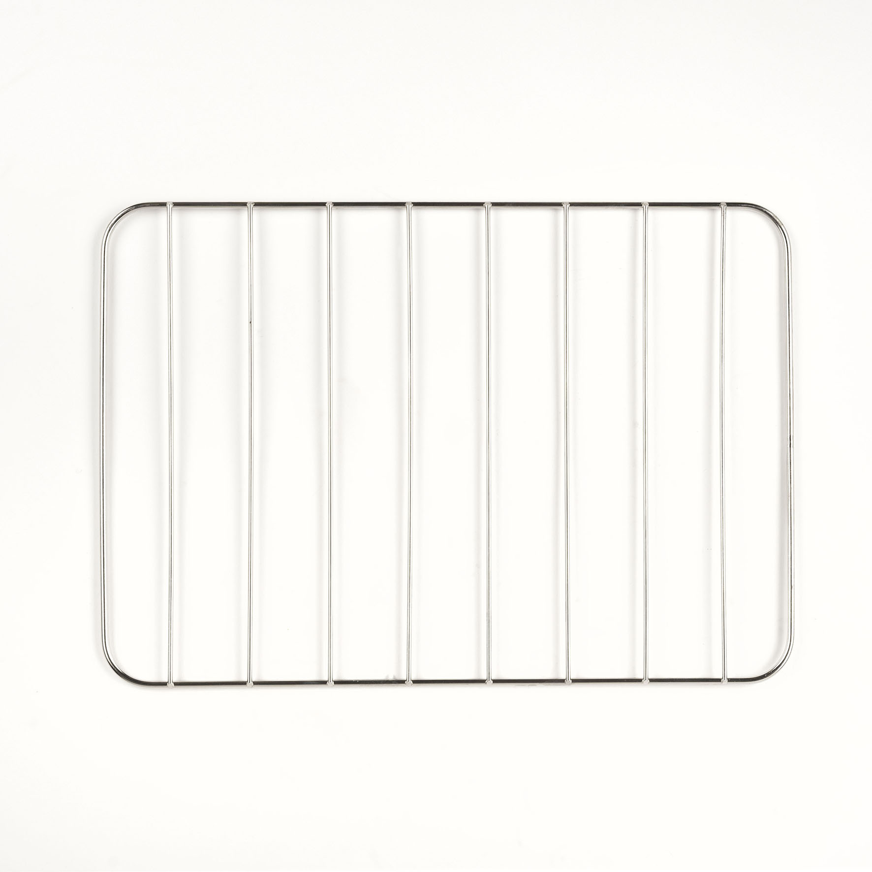 Ein glänzendes Metallgitter mit abgerundeten Ecken auf weißem Hintergrund.
