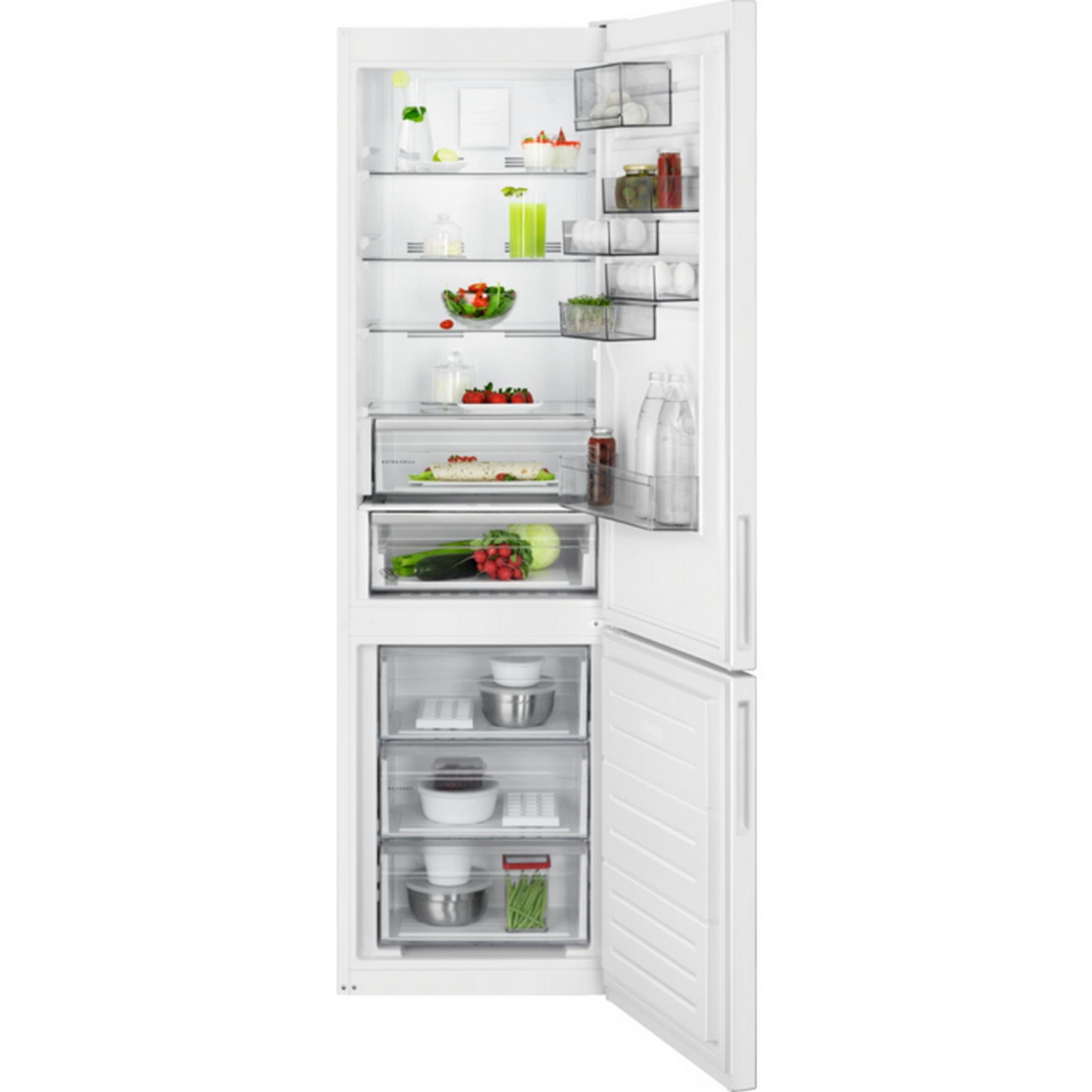 Un refrigerador blanco abierto con comida en estantes y cajones.