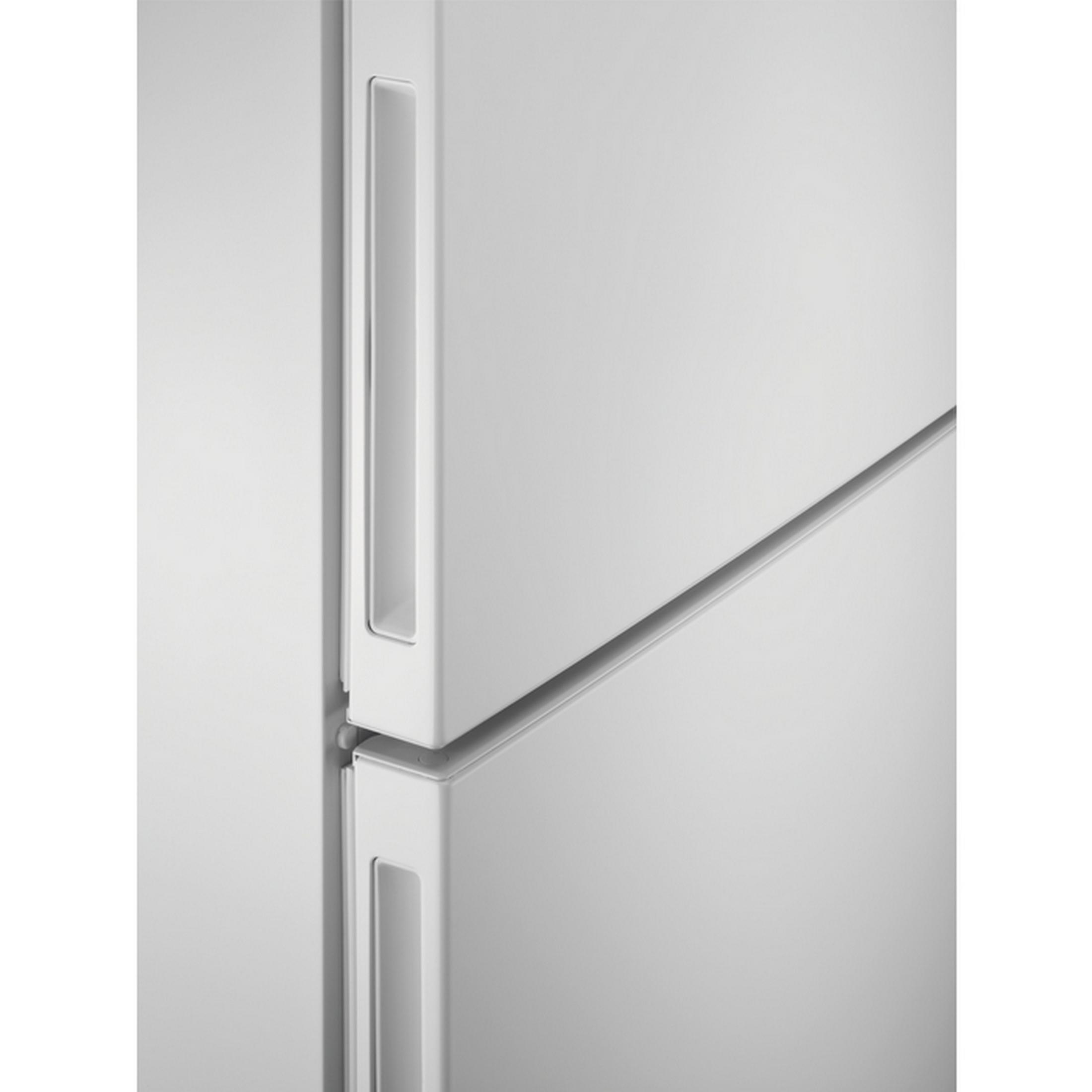 Primer plano de una puerta de refrigerador blanca con tiradores.