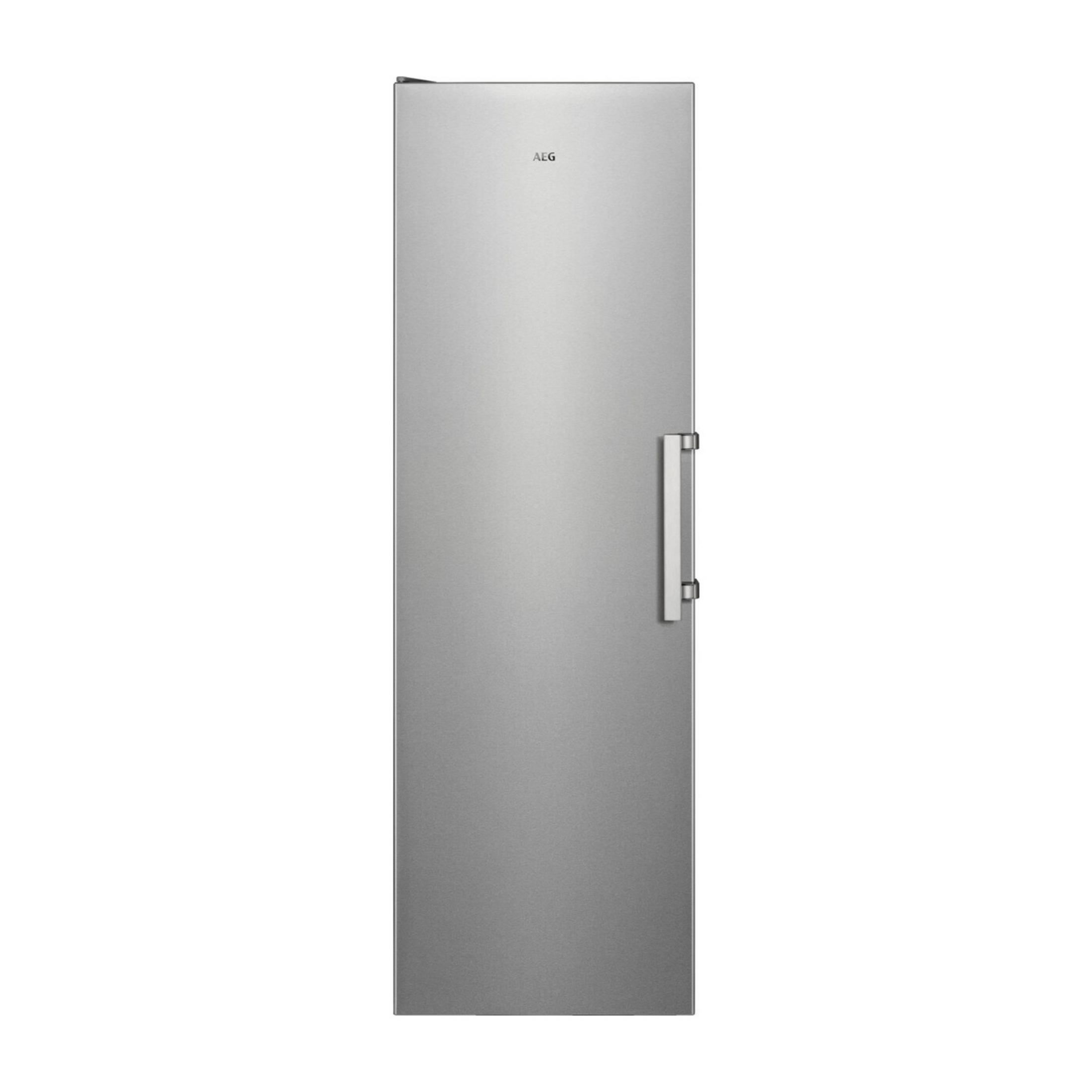 Un refrigerador plateado, alto, delgado y de libre instalación con asa vertical.