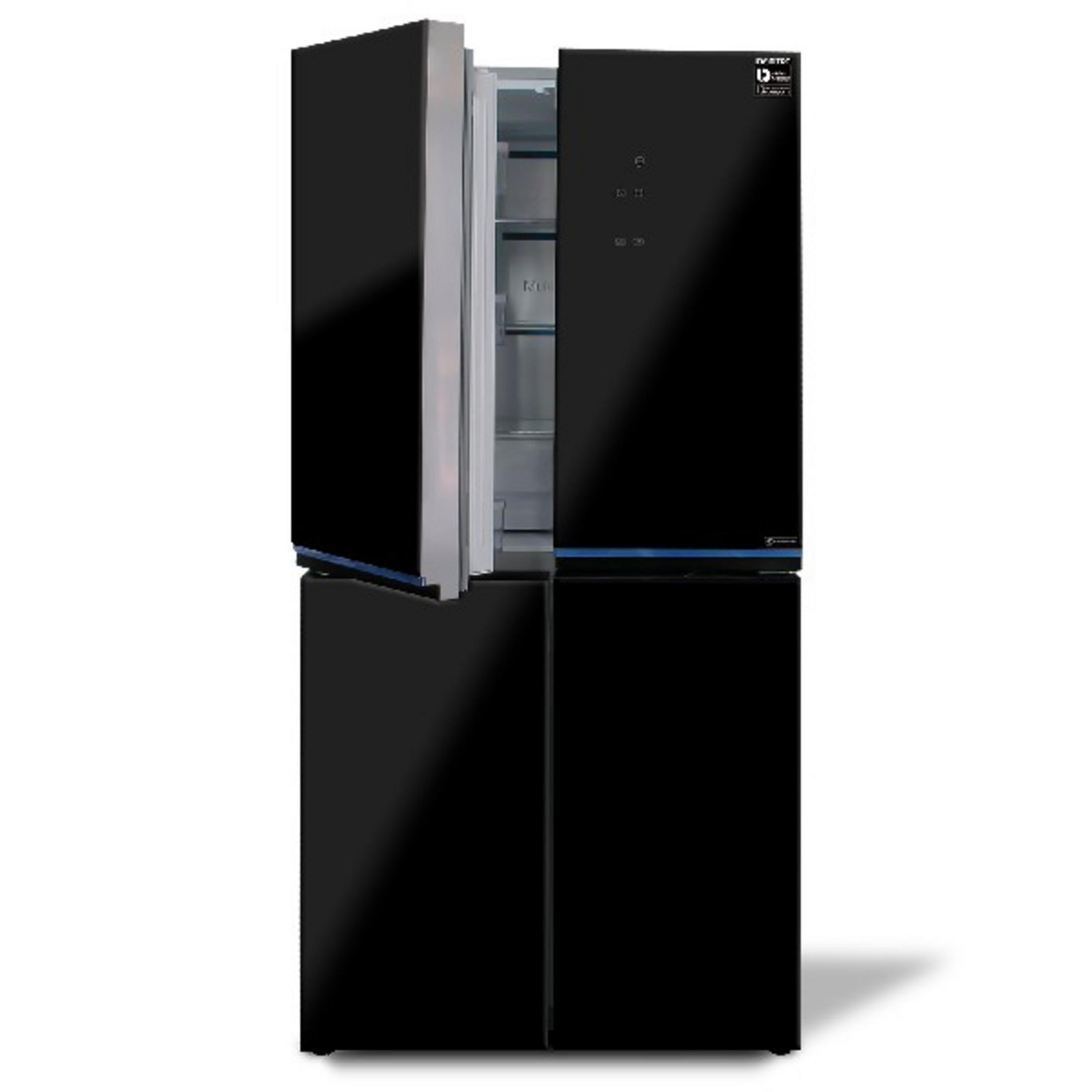 Un refrigerador negro de cuatro puertas con una puerta abierta.