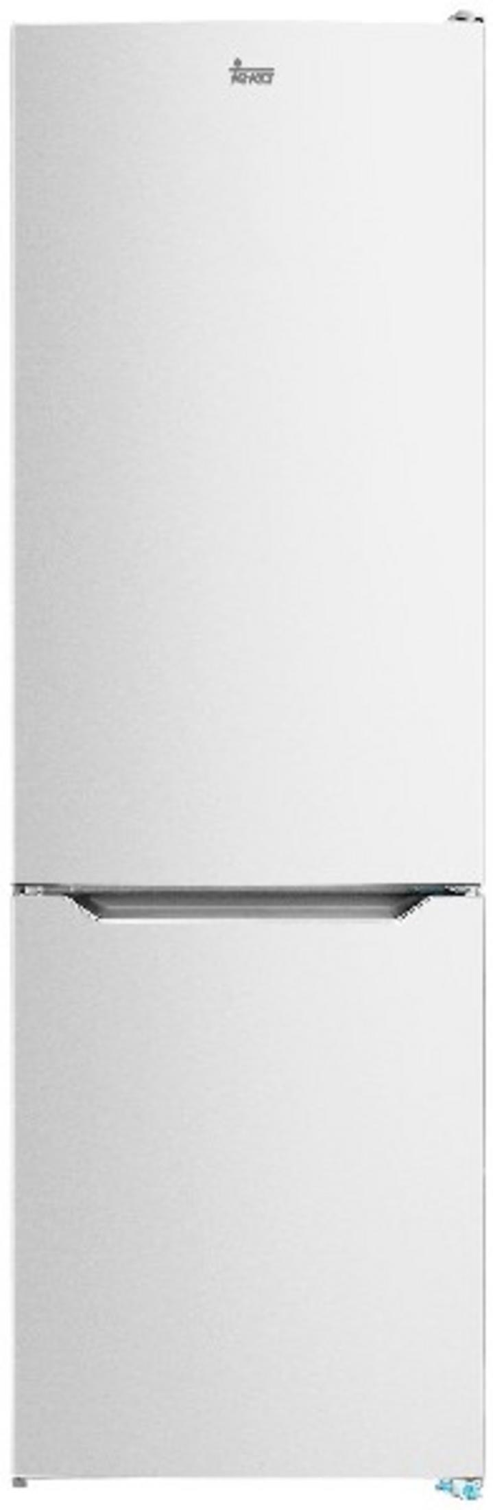 Un refrigerador blanco de dos puertas. Hay un logo en la parte superior.