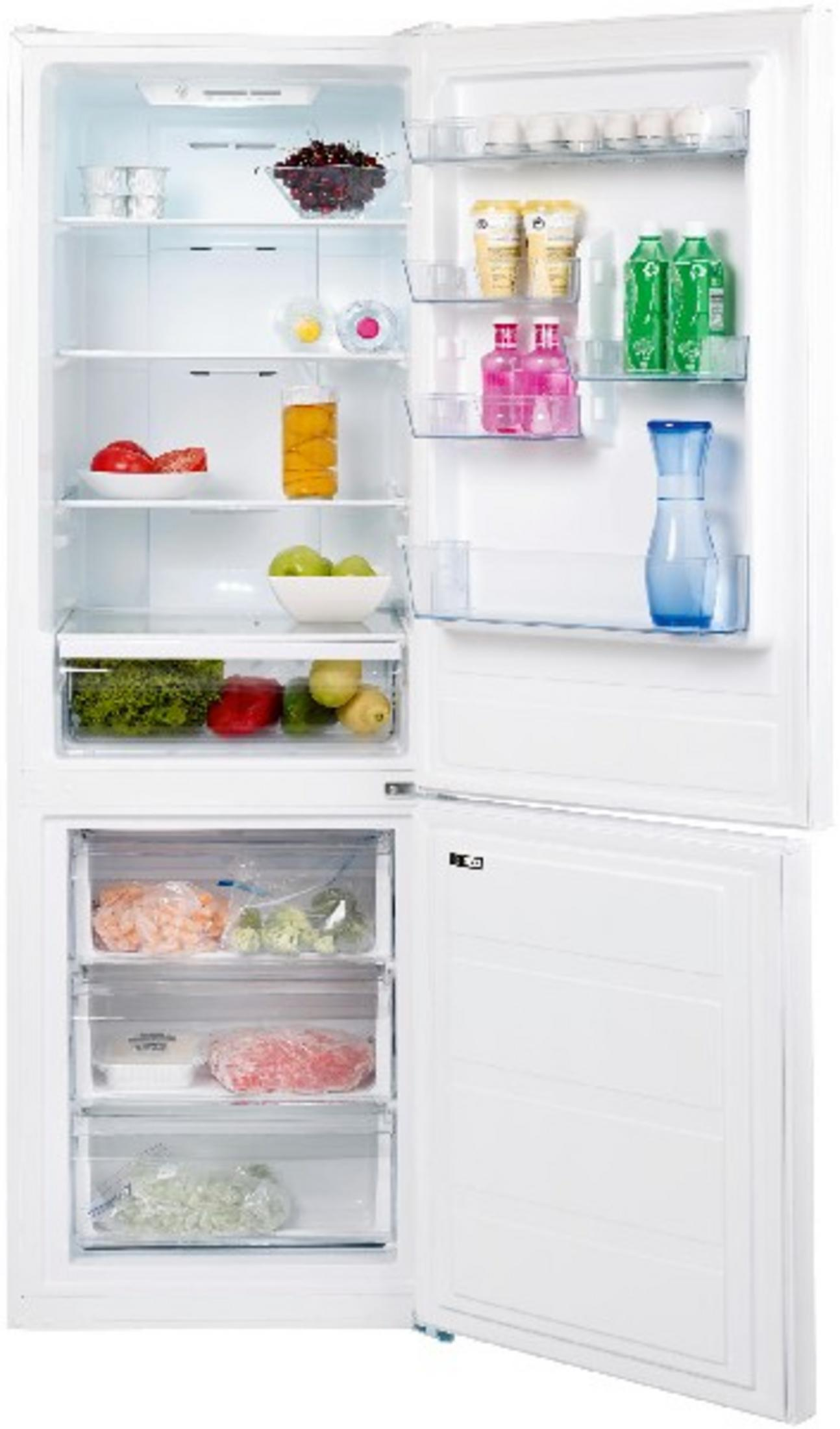 Refrigerador abierto con comida: fruta, verdura, bebidas, carne.
