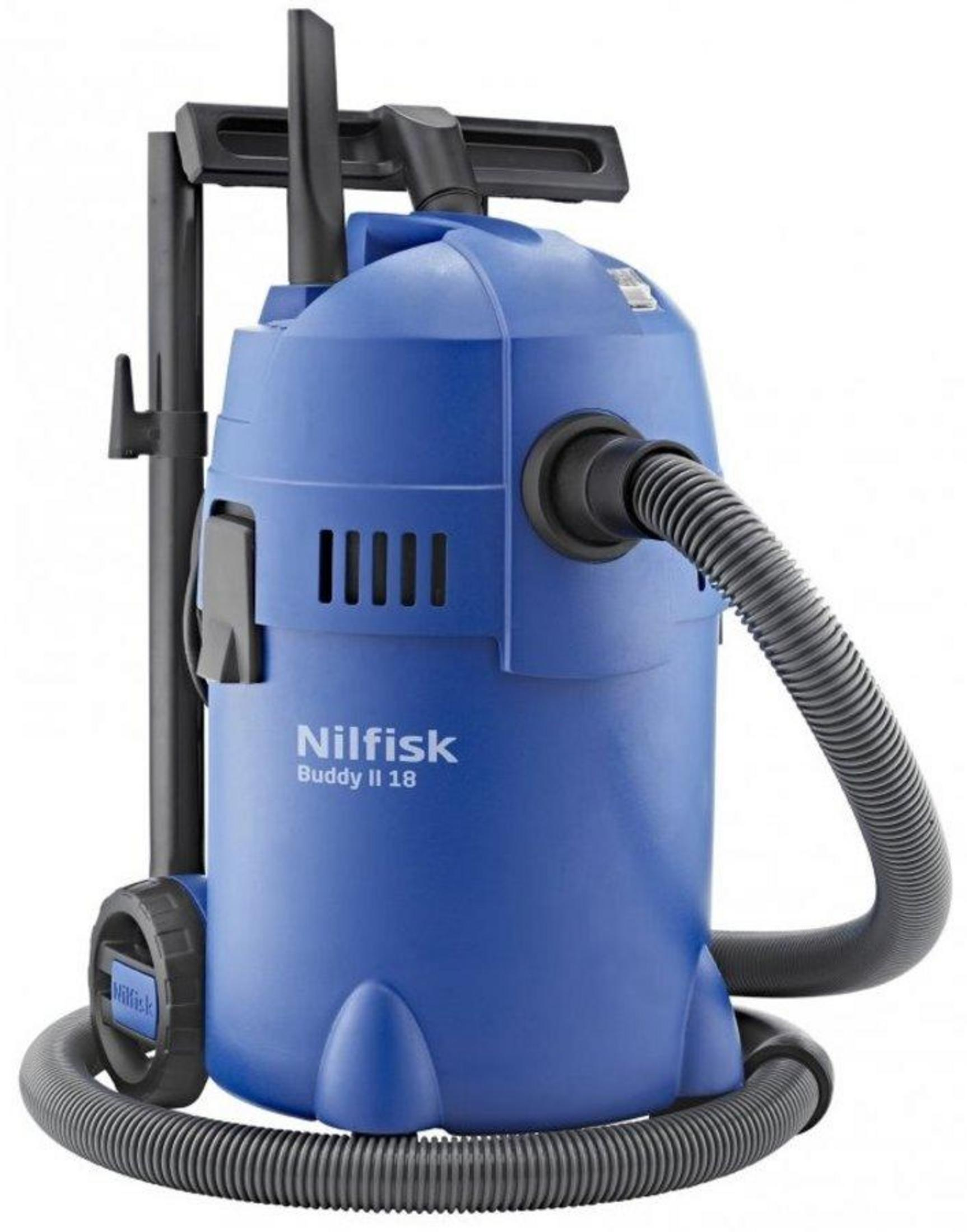 Un aspirapolvere Nilfisk Buddy II 18 blu per liquidi e solidi con ruote.
