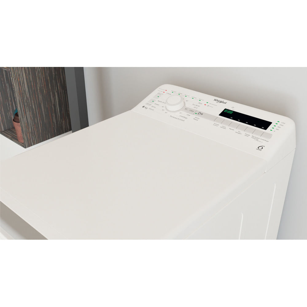 Una lavatrice bianca Whirlpool con pannello di controllo e display digitale.
