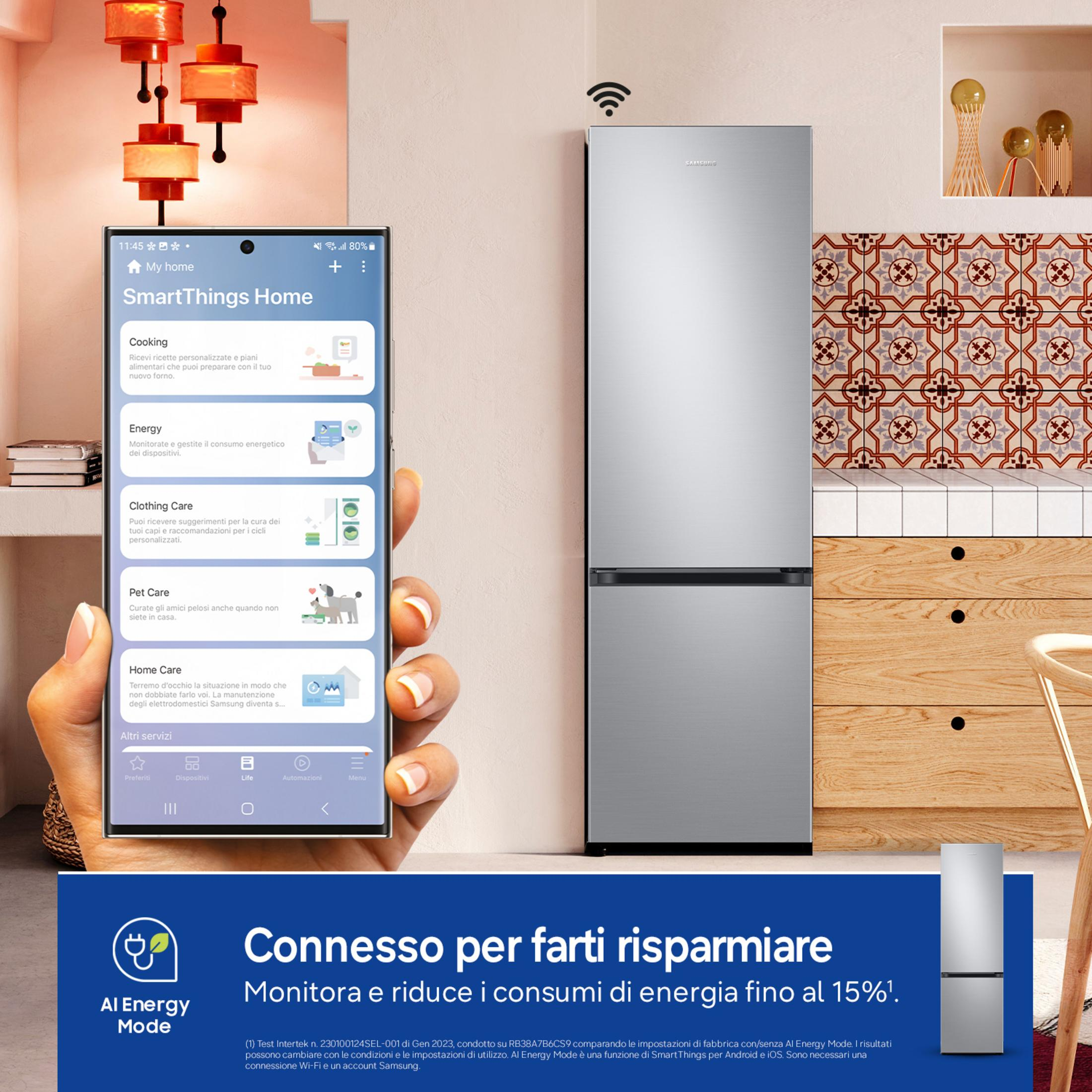 Ein Smartphone zeigt die SmartThings Home App mit Energie- und Kochoptionen neben einem Kühlschrank.