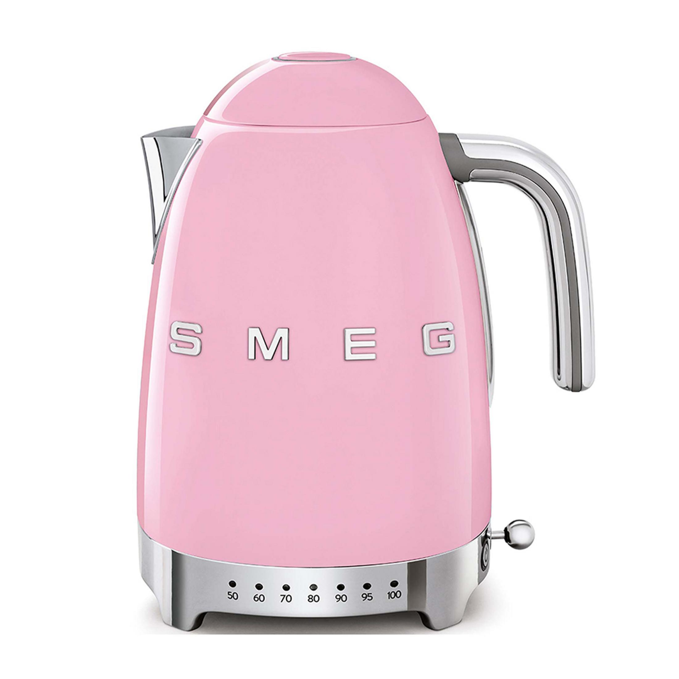 Ein rosafarbener Smeg-Wasserkocher mit Chromdetails und Temperaturregler.