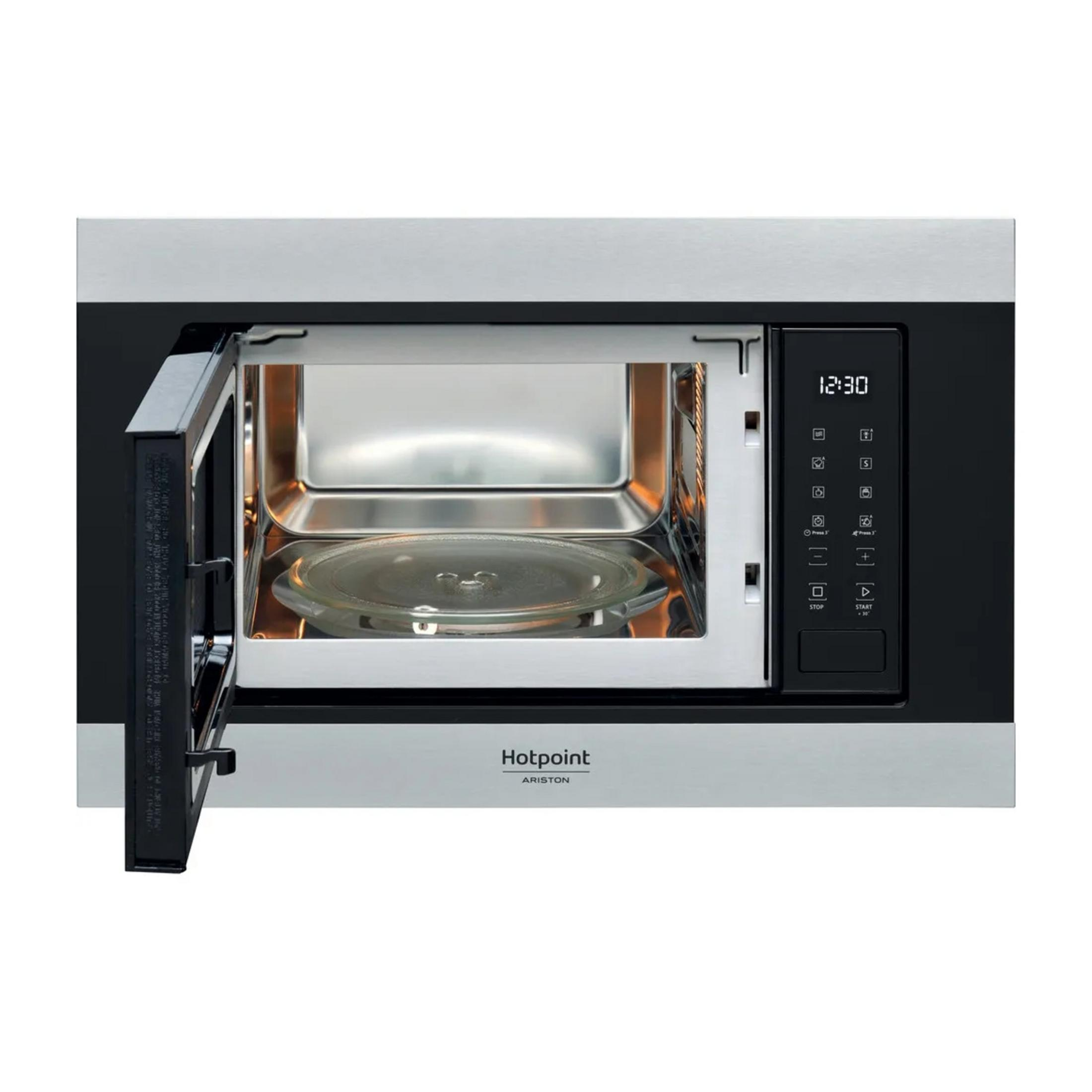 Un horno de microondas abierto con cuerpo plateado y puerta negra.