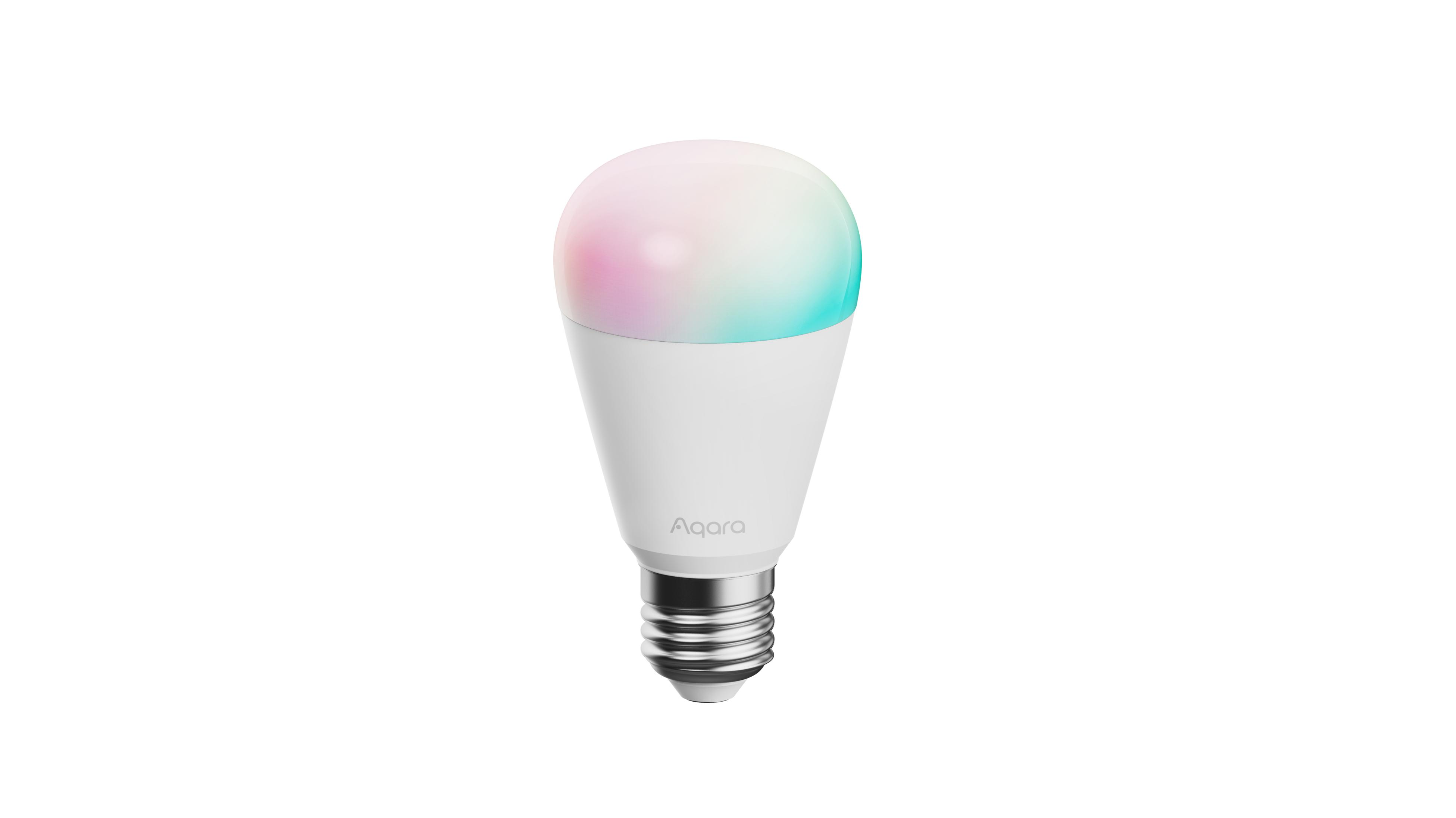 Eine weiße Glühbirne mit mehrfarbigem Licht leuchtet auf weißem Hintergrund.