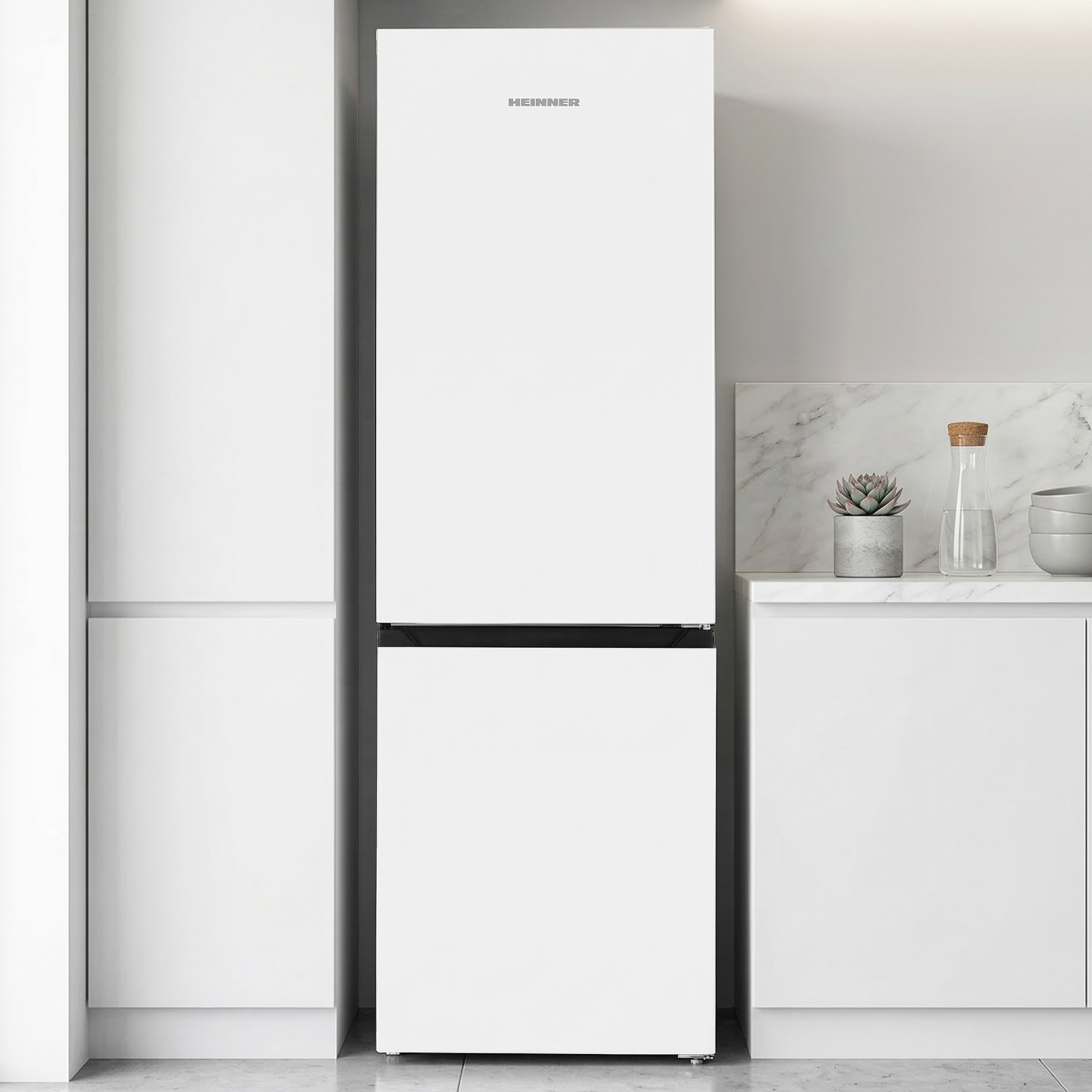 Ein weißer Kühlschrank mit Gefrierfach steht in einer modernen Küche.