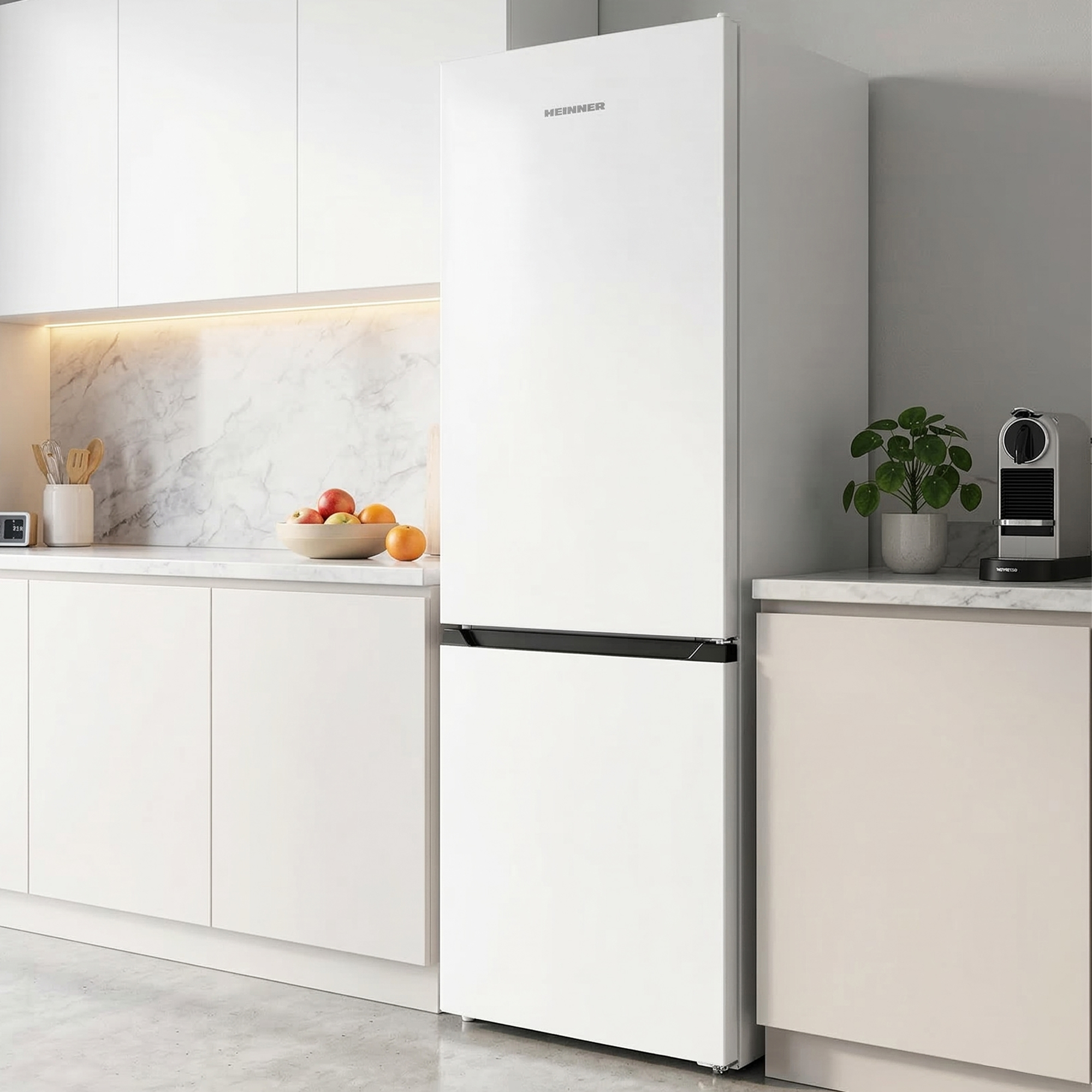 Eine weiße Küche mit einem Kühlschrank, Obstschale und Kaffeemaschine.