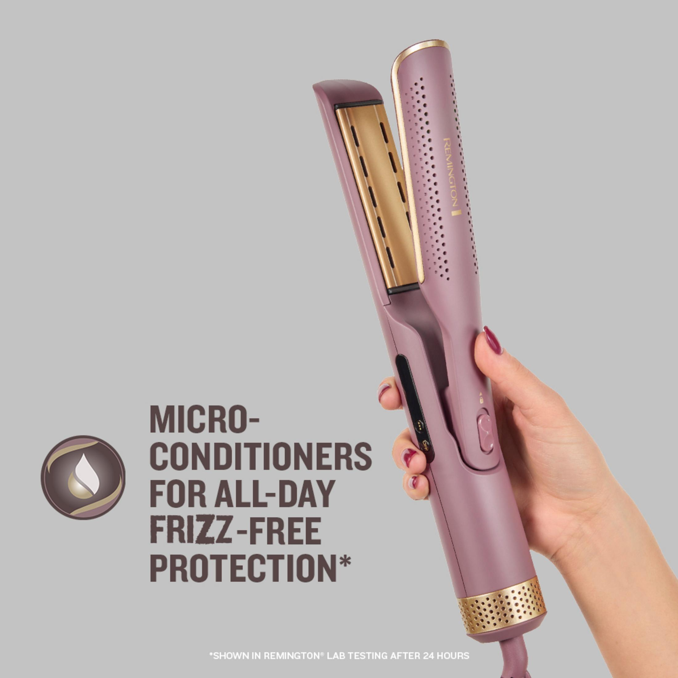 Una mano tiene una piastra per capelli viola con accenti dorati e testo.
