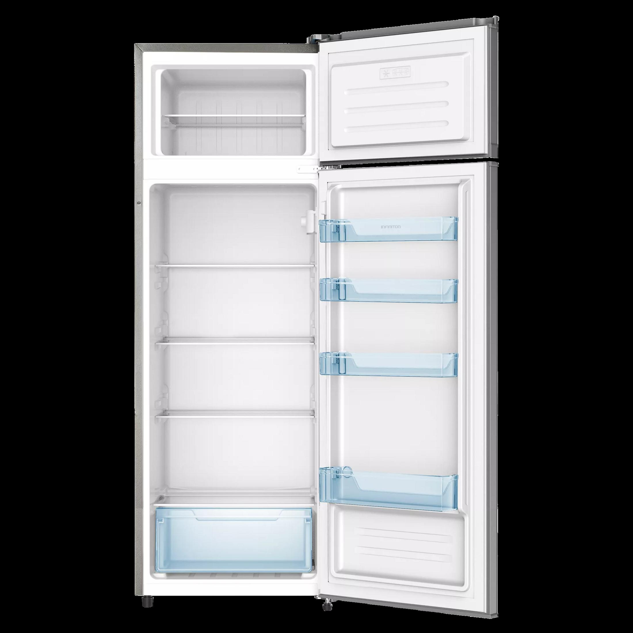 Un refrigerador abierto con múltiples estantes y cubos azules. El compartimento del congelador también está abierto.