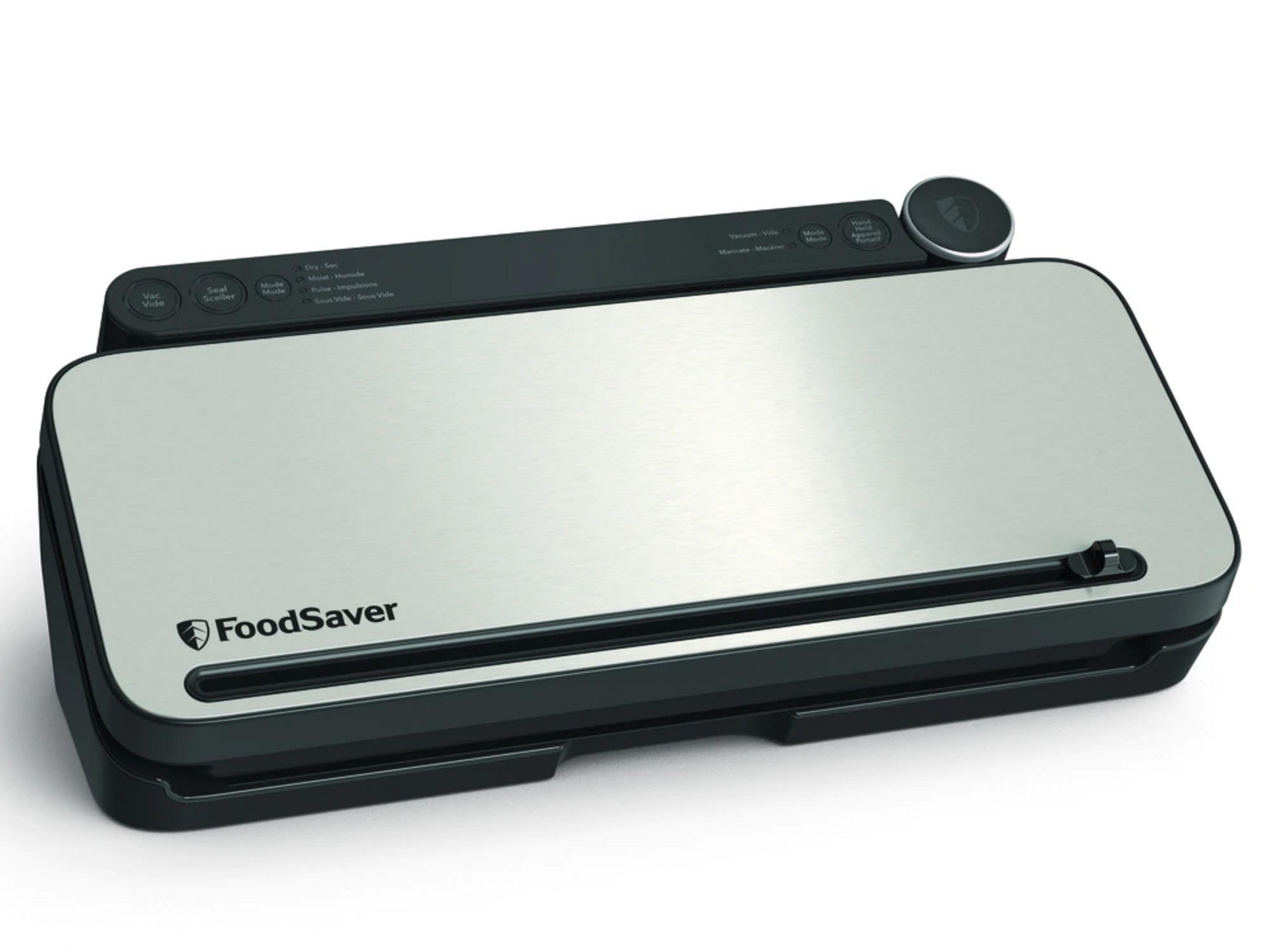 Ein silberner und schwarzer Vakuumierer mit dem FoodSaver-Logo und Bedientasten.