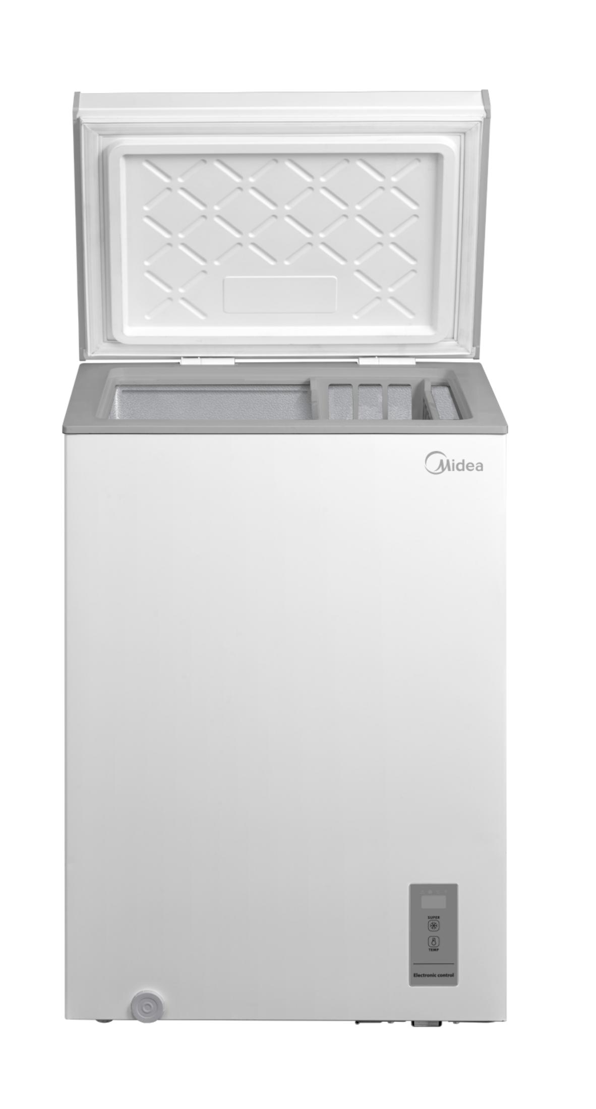 Un congelatore a pozzetto bianco Midea con coperchio aperto, che mostra l'interno.