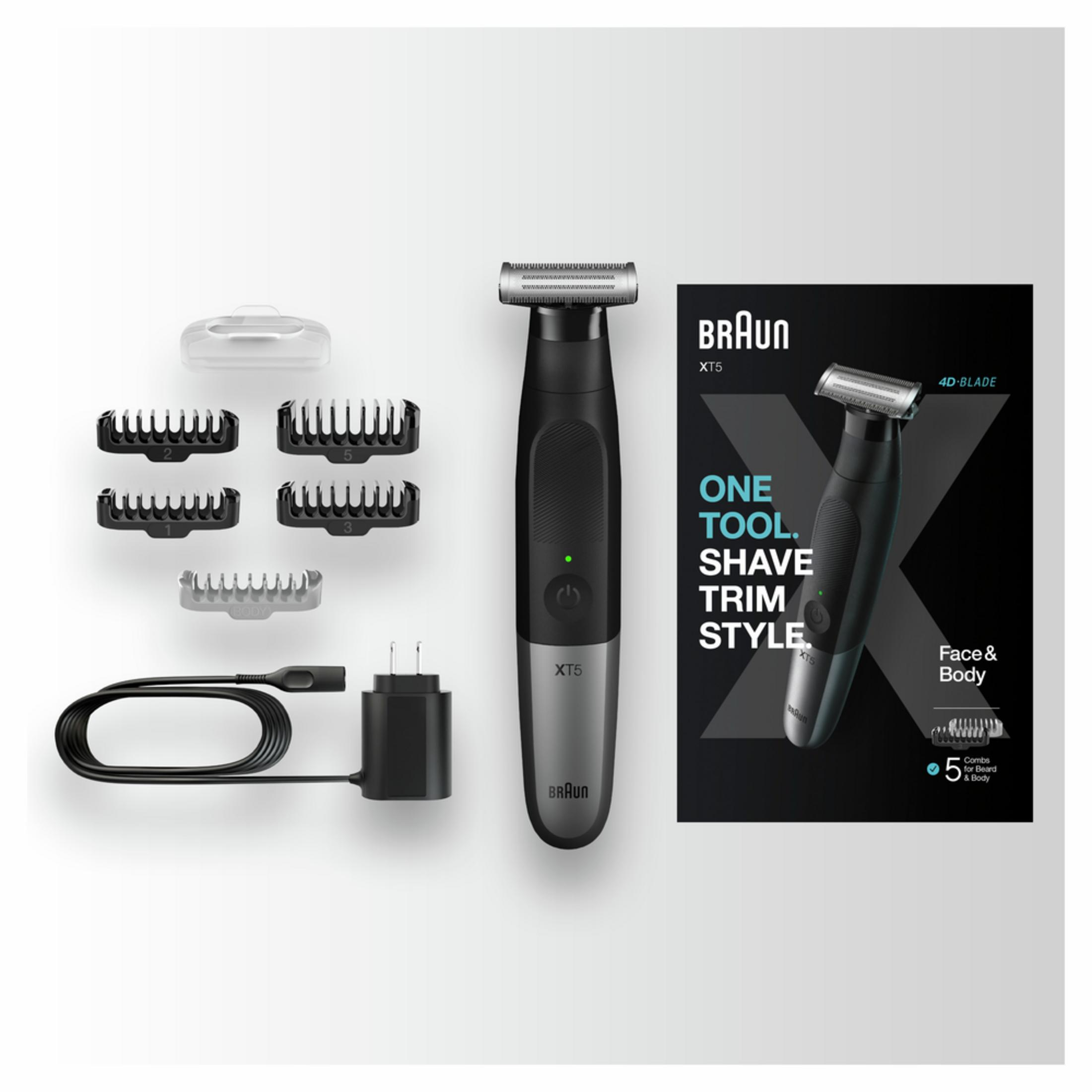 Un rifinitore Braun XT5 con accessori: pettini, caricabatterie e cavo.