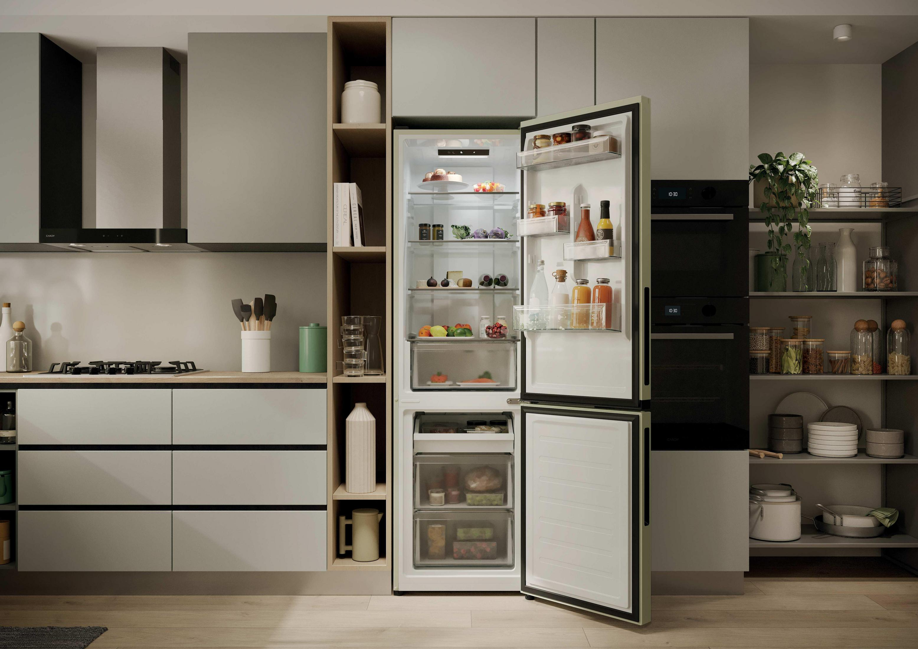 Una cucina con un frigorifero aperto pieno di cibo, elettrodomestici da incasso e mensole.