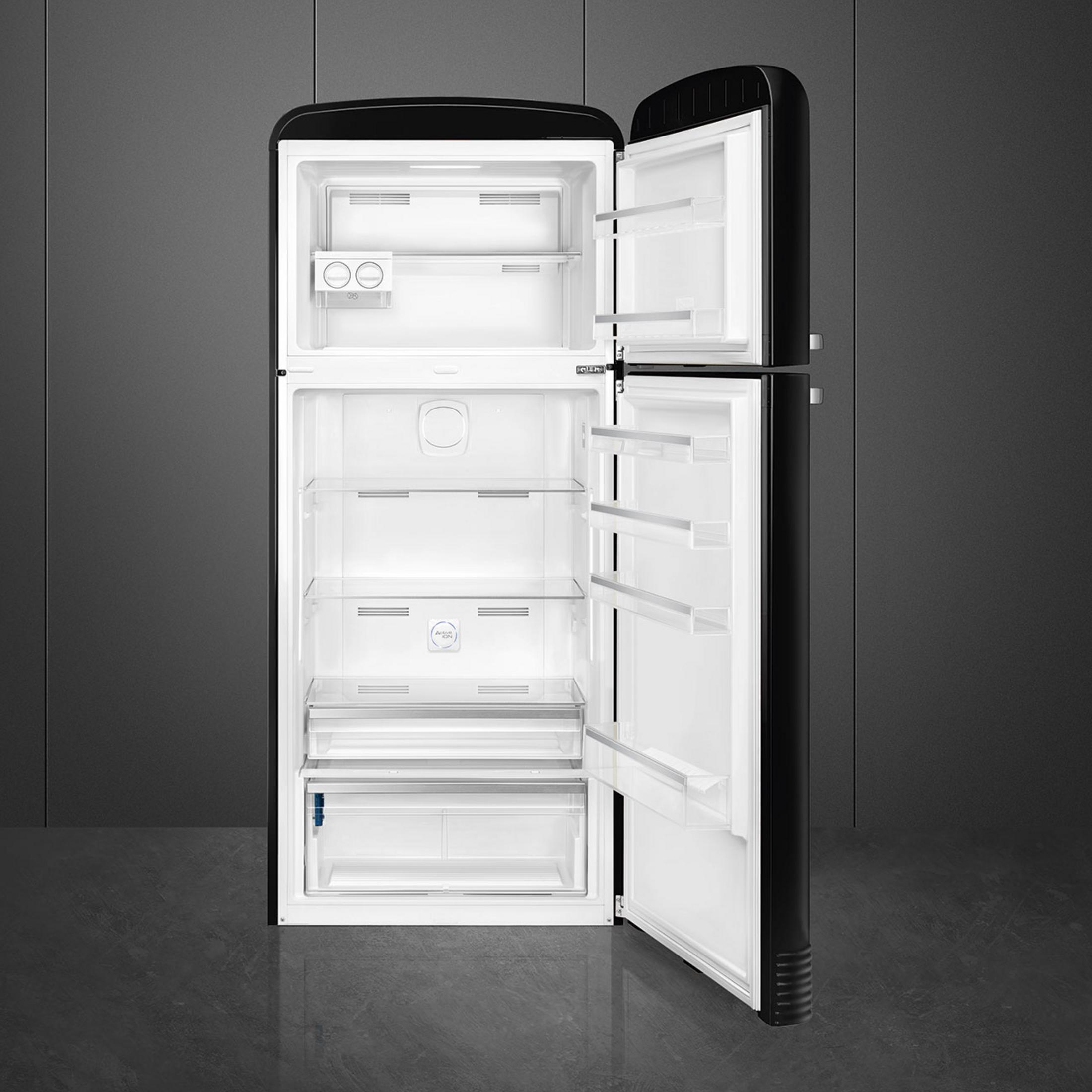Un refrigerador negro abierto con estantes y cajones blancos.
