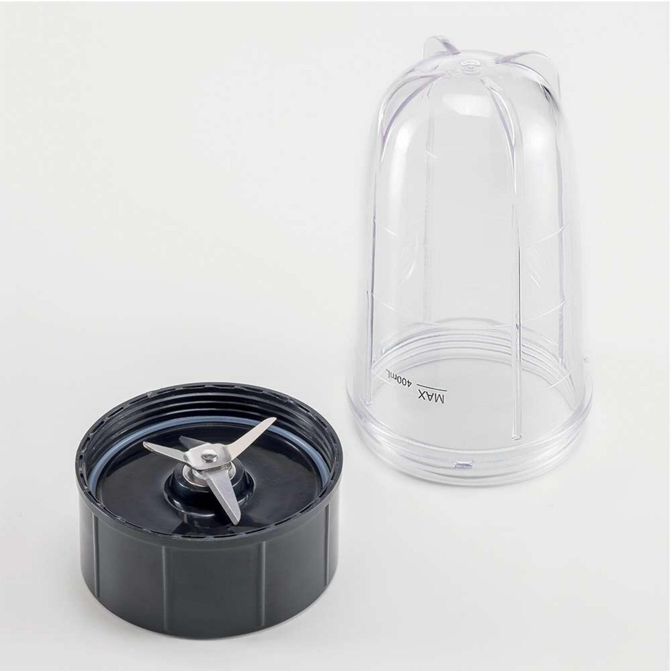 Un accesorio de cuchillas negro y un vaso transparente de 400 ml para una licuadora.