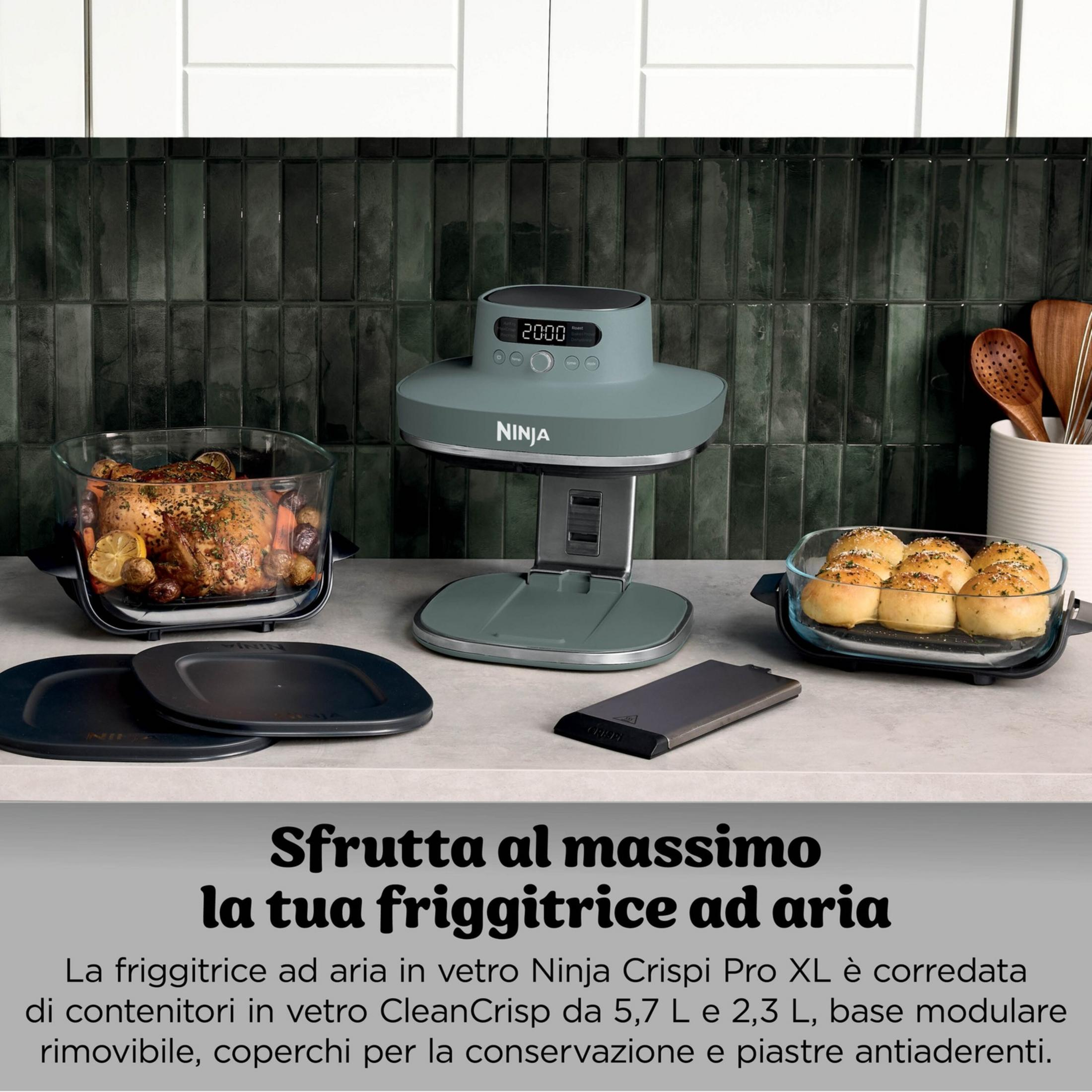 Un poulet rôti et des petits pains à côté d'une friteuse à air grise.