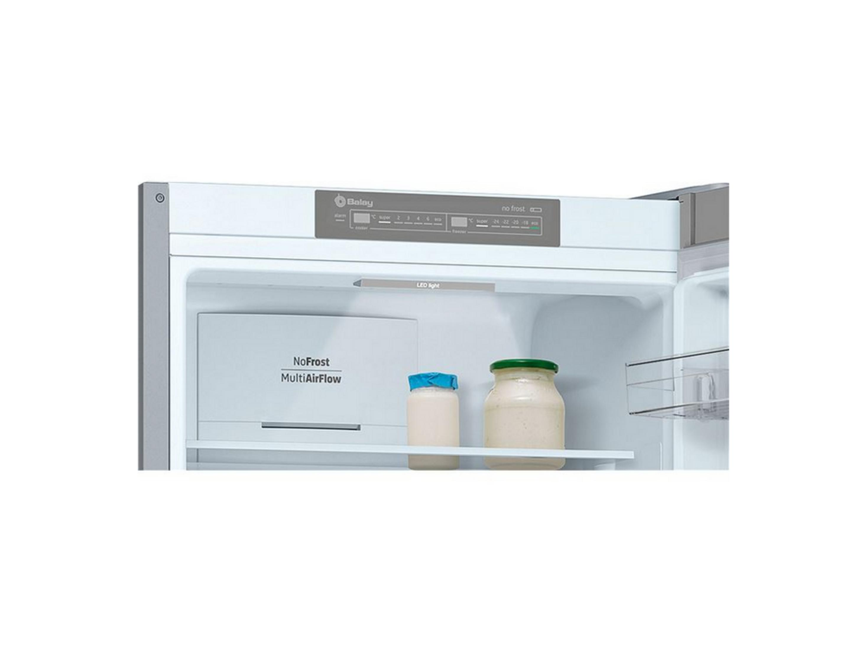 Un compartimento de refrigerador con dos frascos y un recipiente etiquetado 'NoFrost'.