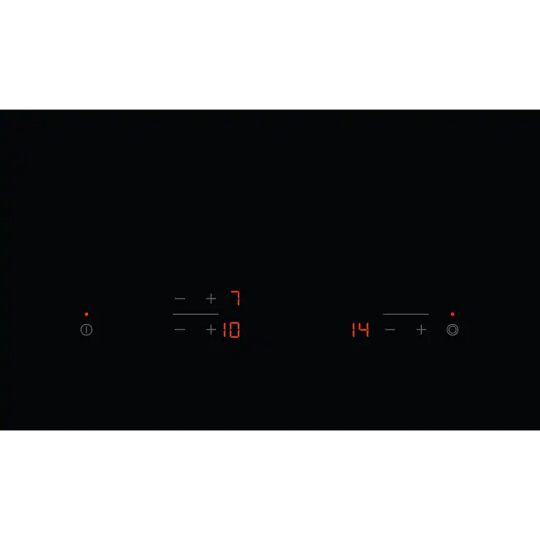 Piano cottura nero con display digitali rossi per temperatura e timer.