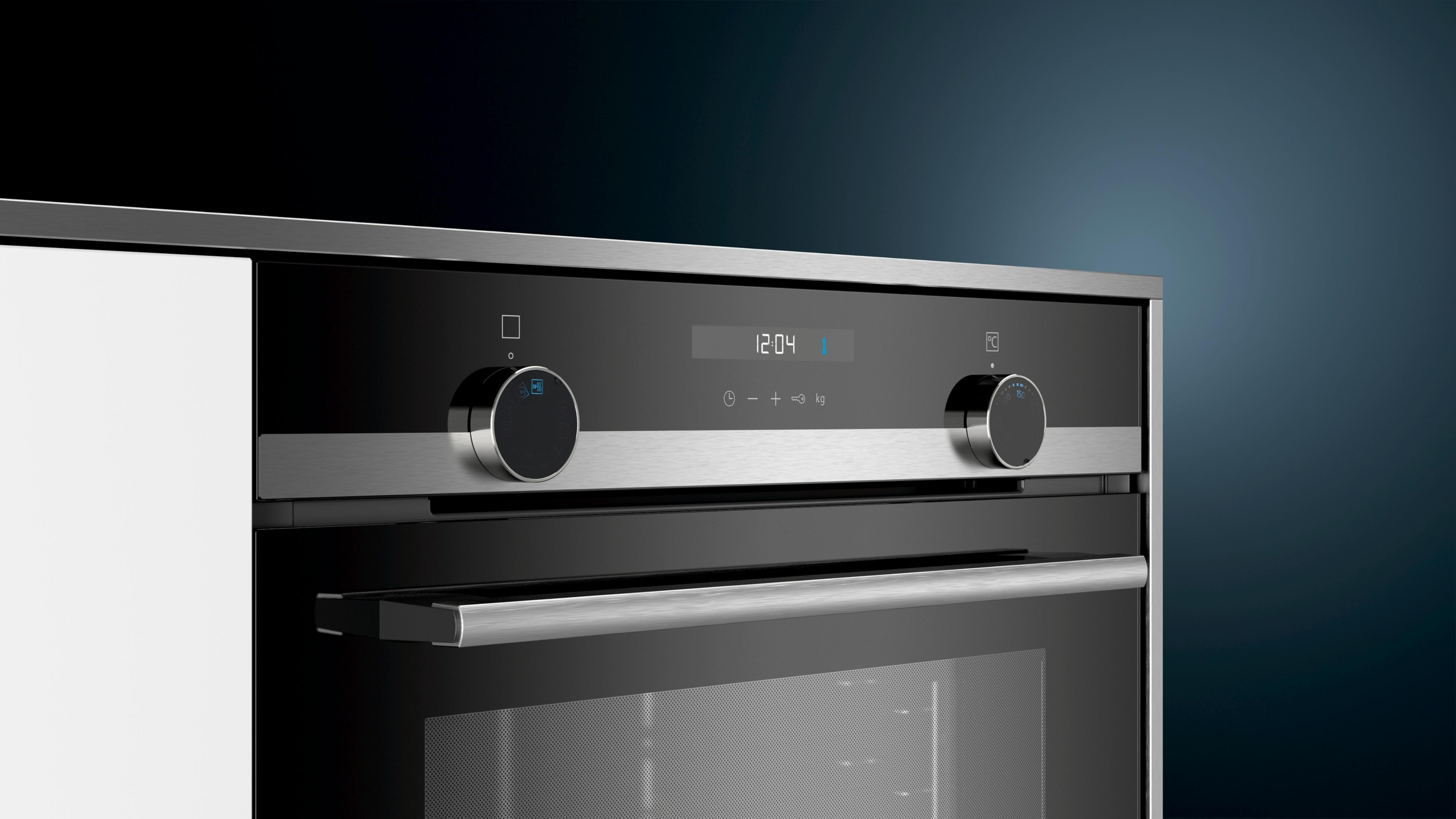 Horno empotrable moderno con pantalla digital de hora, mandos giratorios y detalles inox.