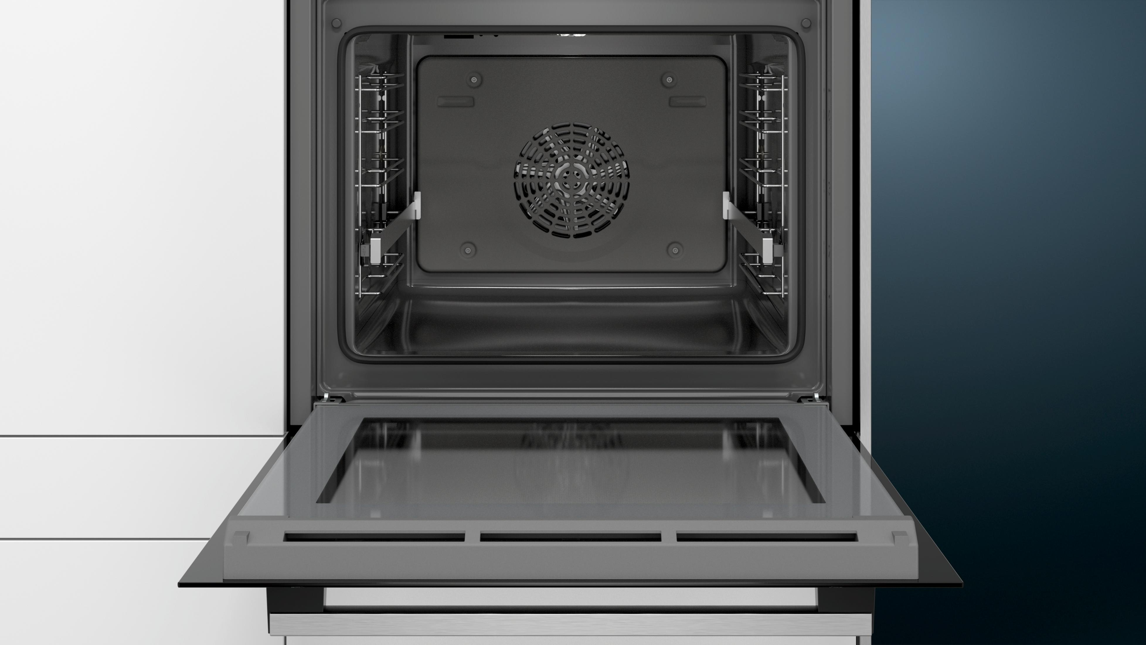 Un horno empotrado abierto con rejillas plateadas y una rejilla de ventilador dentro.