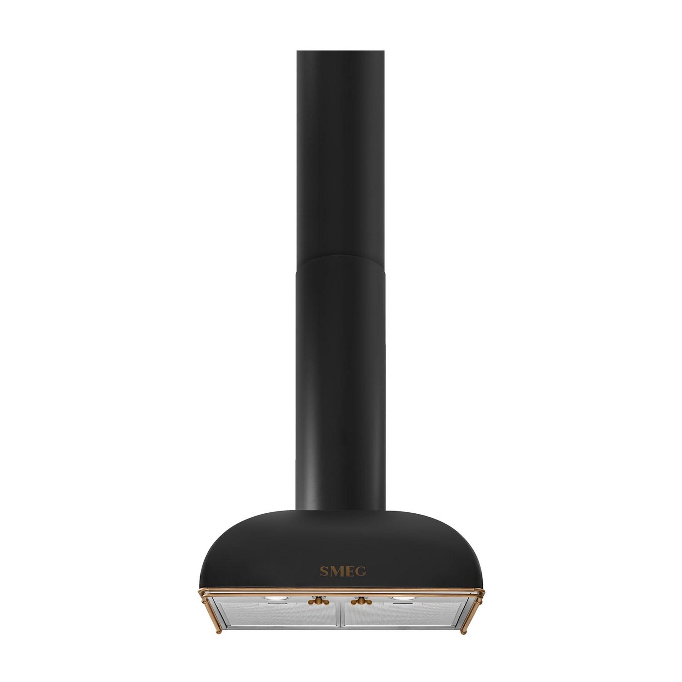 Campana extractora Smeg negra con detalles de latón y filtros plateados.