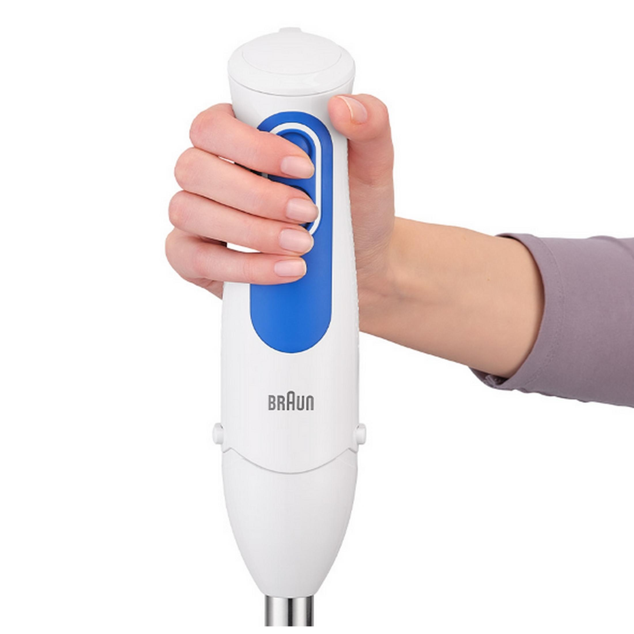 Una mano sostiene una batidora de mano blanca con detalles azules y el logo de Braun.