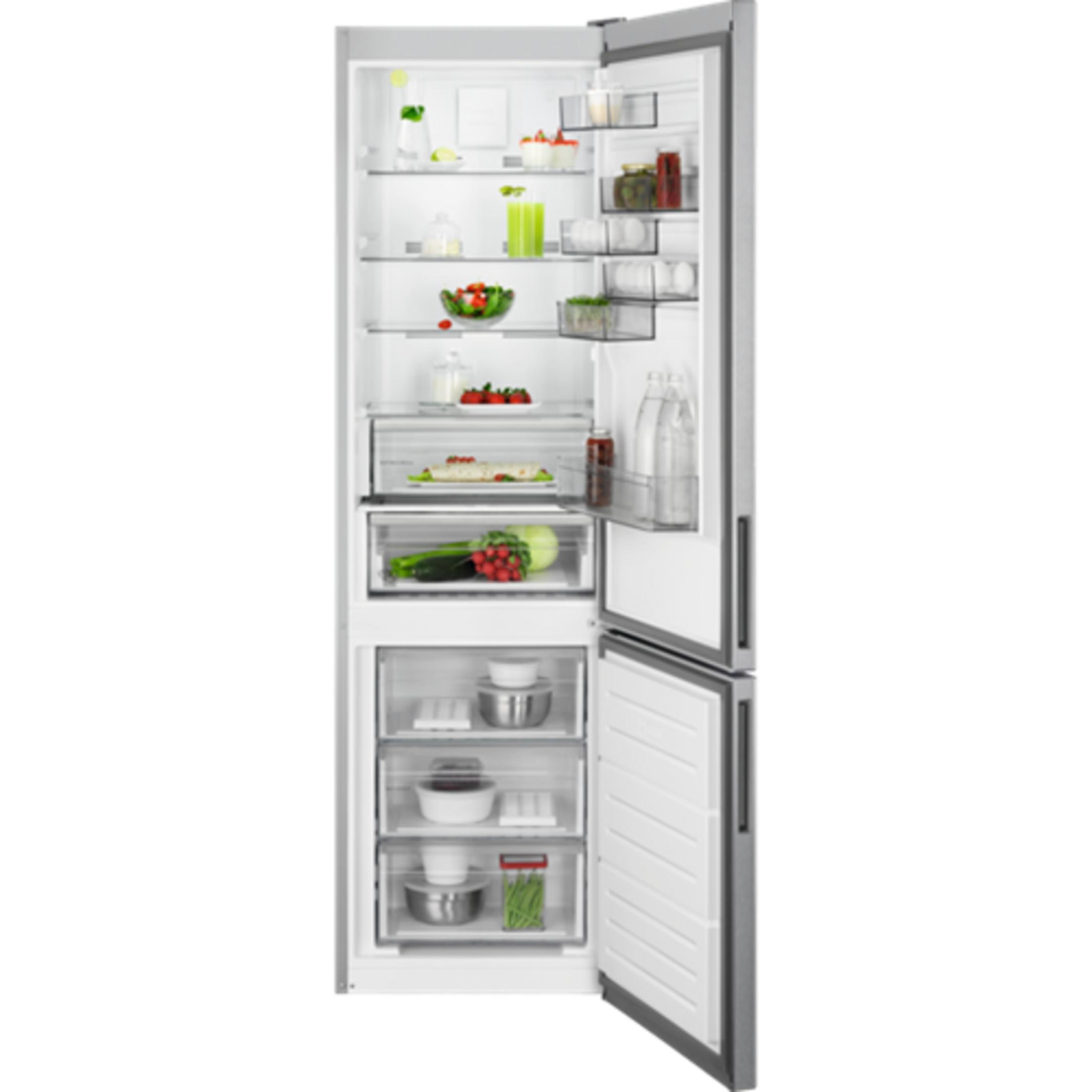 Un refrigerador abierto con estantes y cajones llenos, abastecido con alimentos.