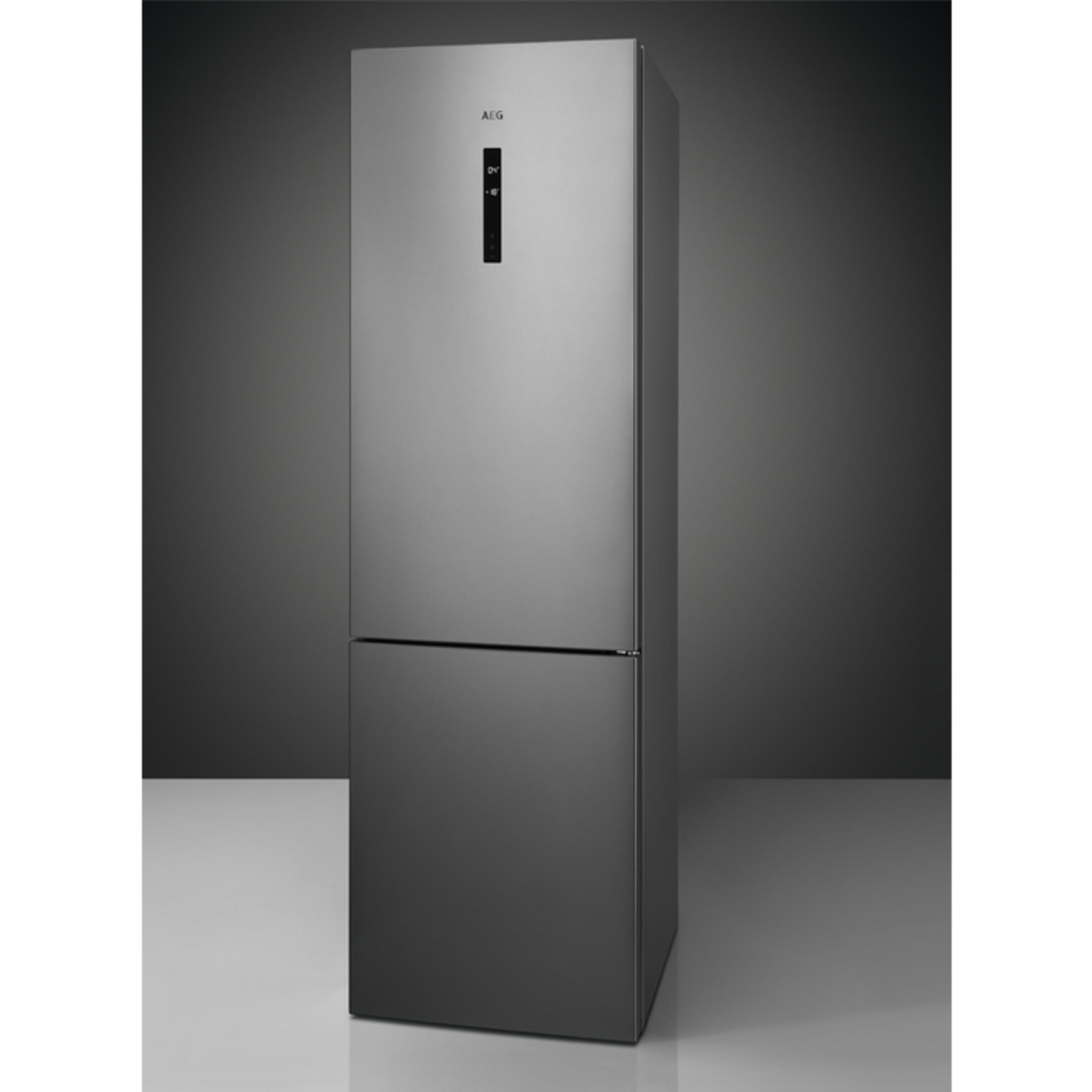 Un refrigerador moderno plateado con pantalla digital y dos puertas sobre fondo gris.