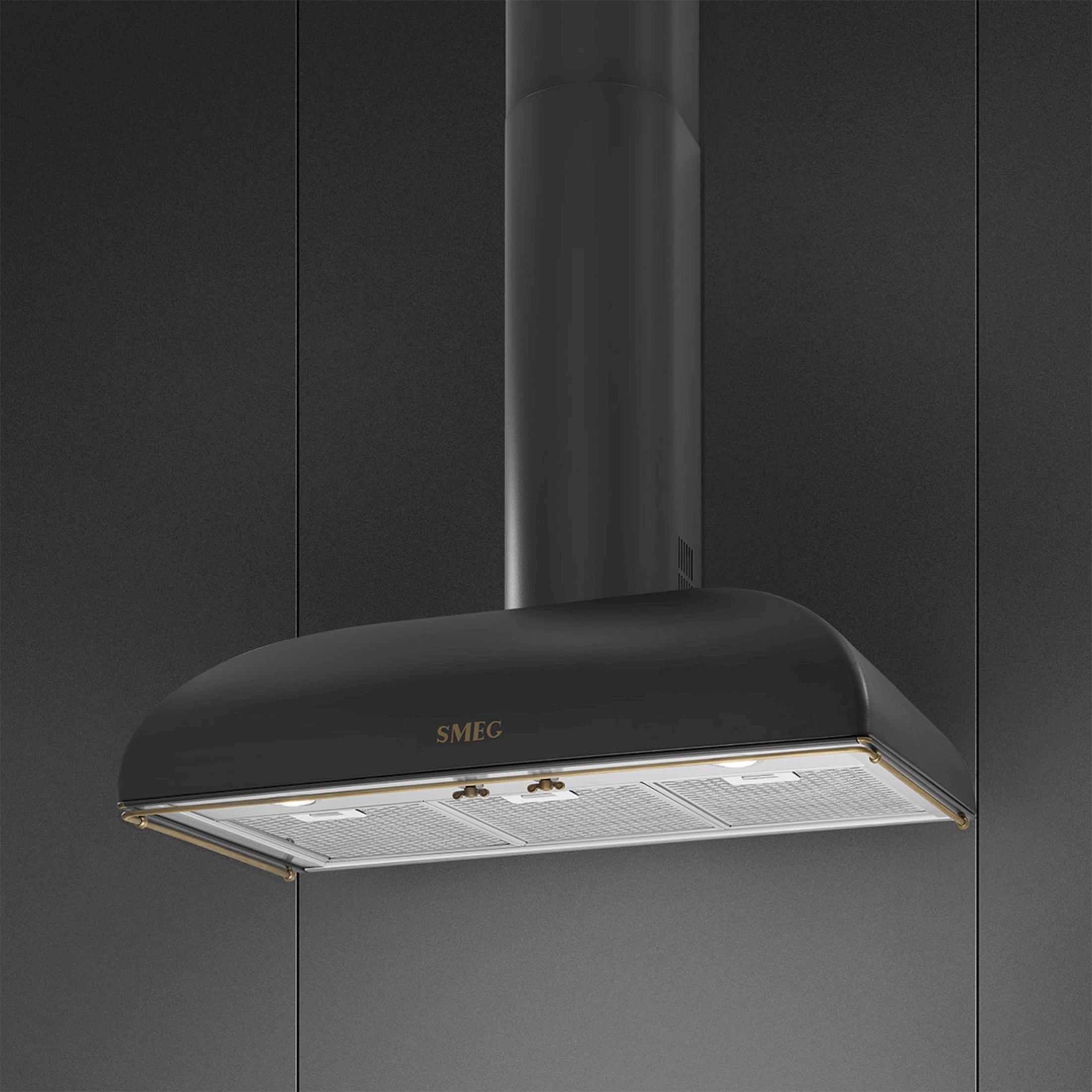 Campana extractora SMEG gris oscuro con filtro metálico y detalles en latón.