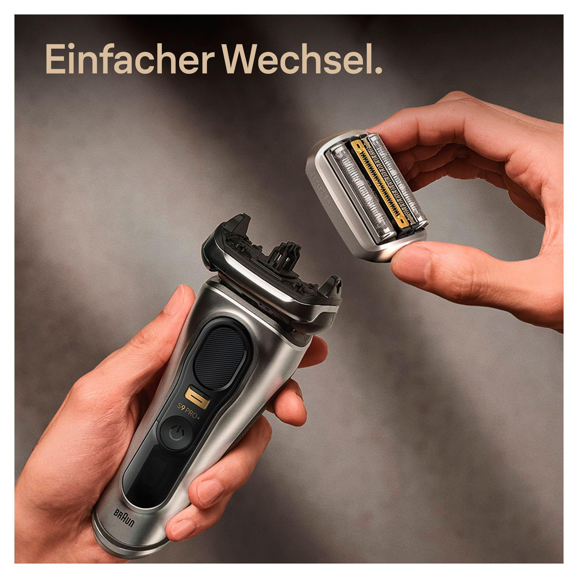 Mann hält Braun Rasierer und Ersatzscherkopf, silberfarben.