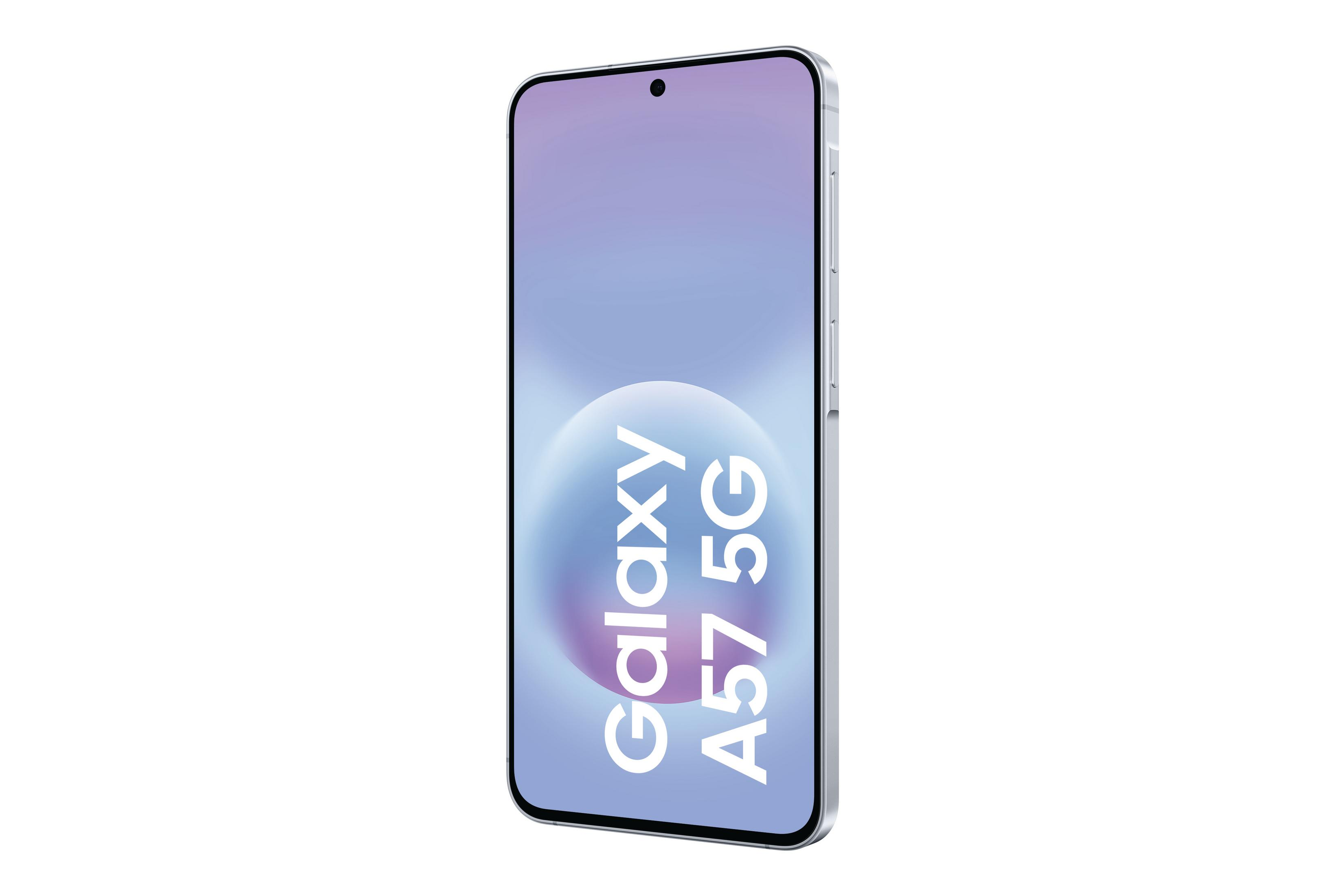 Uno smartphone Samsung Galaxy A57 5G argentato con sfondo sfumato viola.