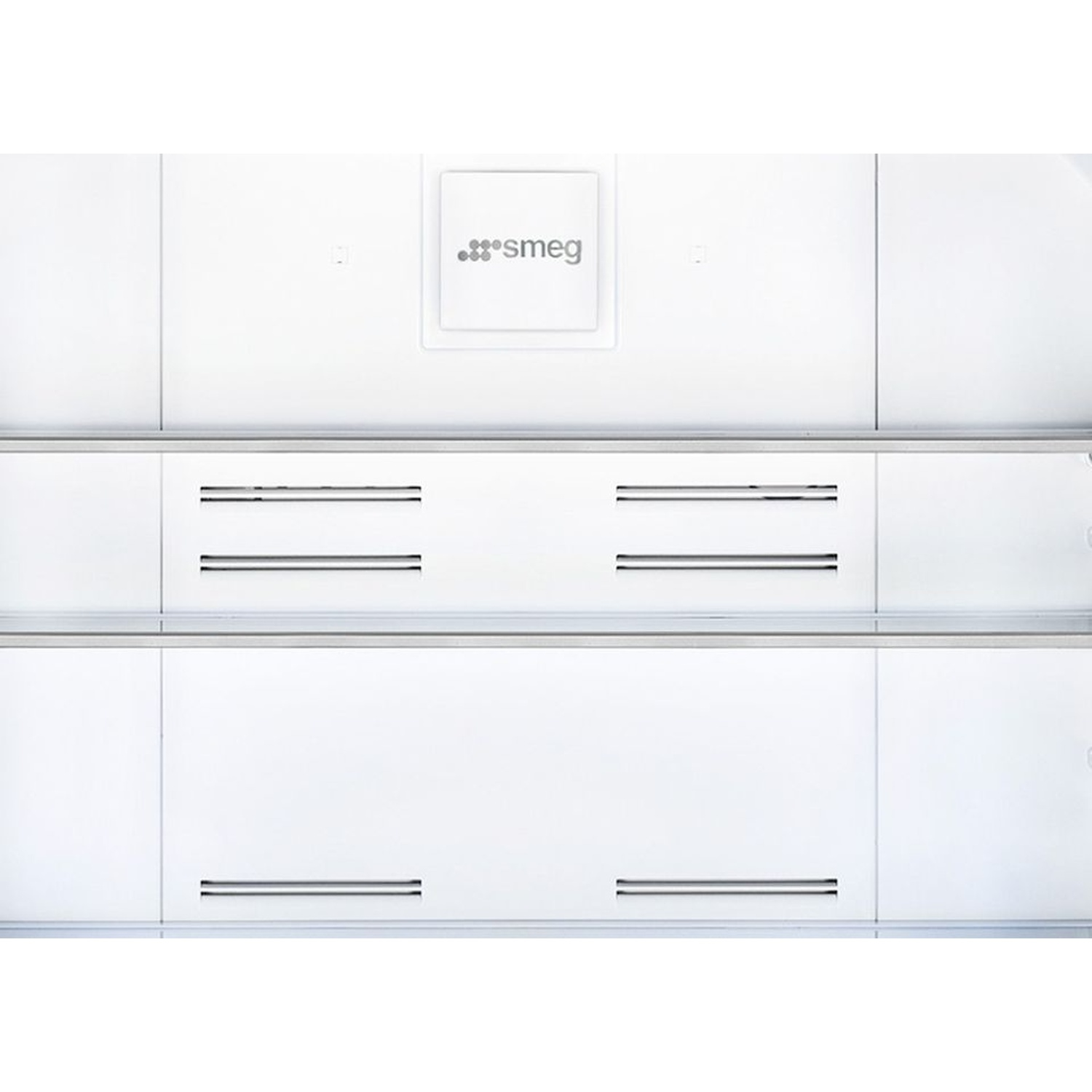 Interior de un refrigerador blanco con logo Smeg y cajones.