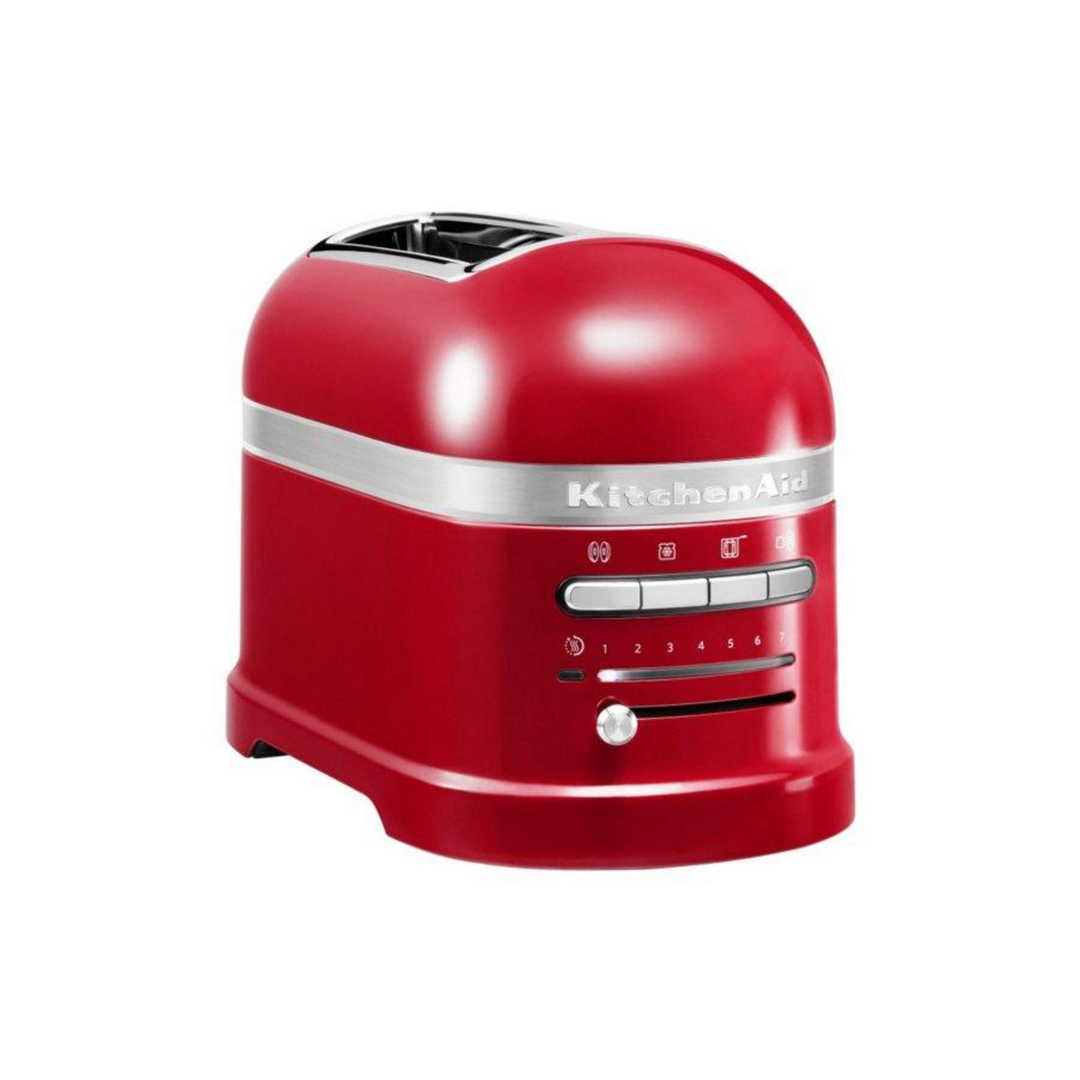 Una tostadora roja KitchenAid con detalles y botones plateados.