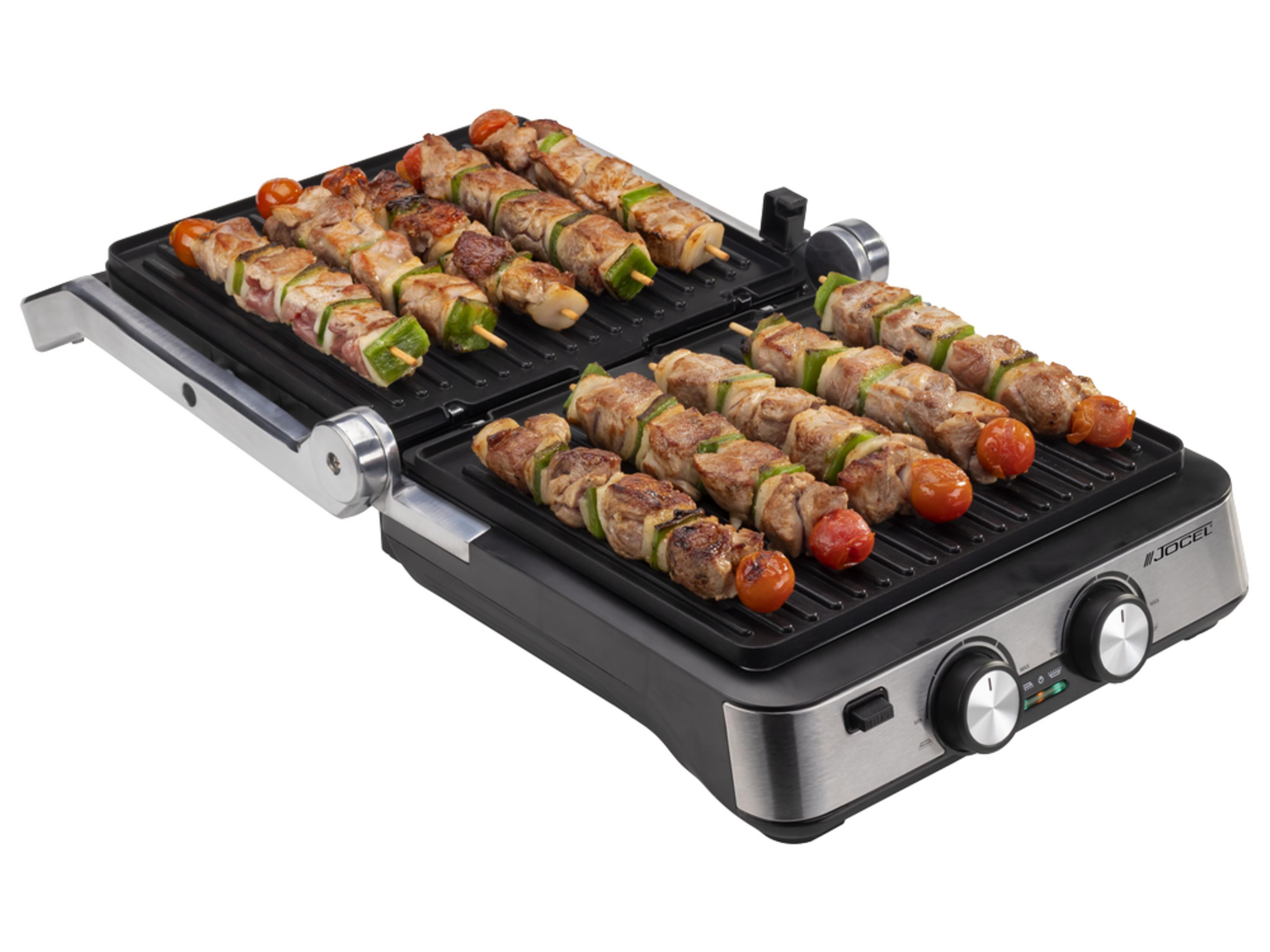 Una parrilla eléctrica con brochetas de carne y verduras, colocada sobre una mesa.