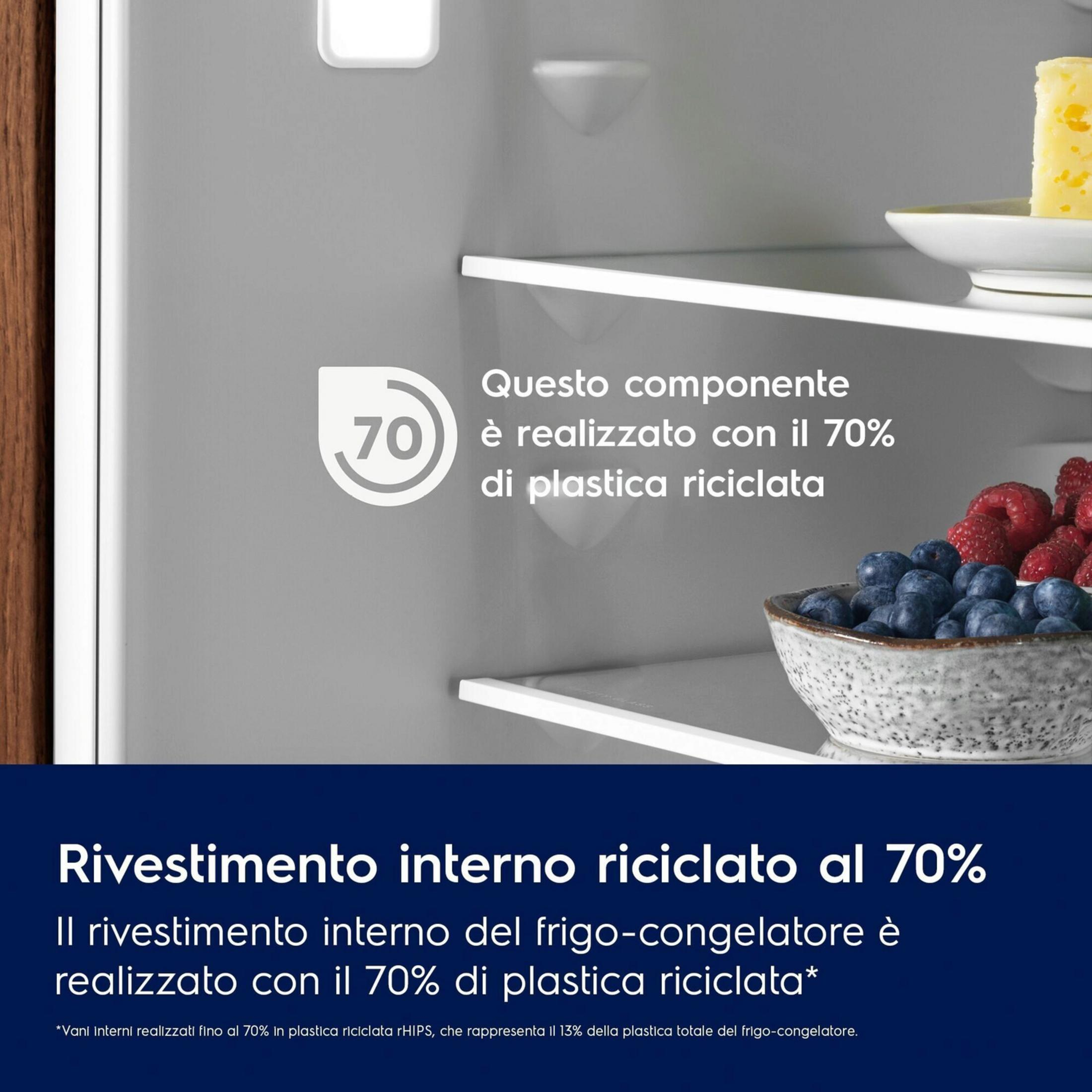 Interior del frigorífico de plástico reciclado al 70 % con bayas y queso.